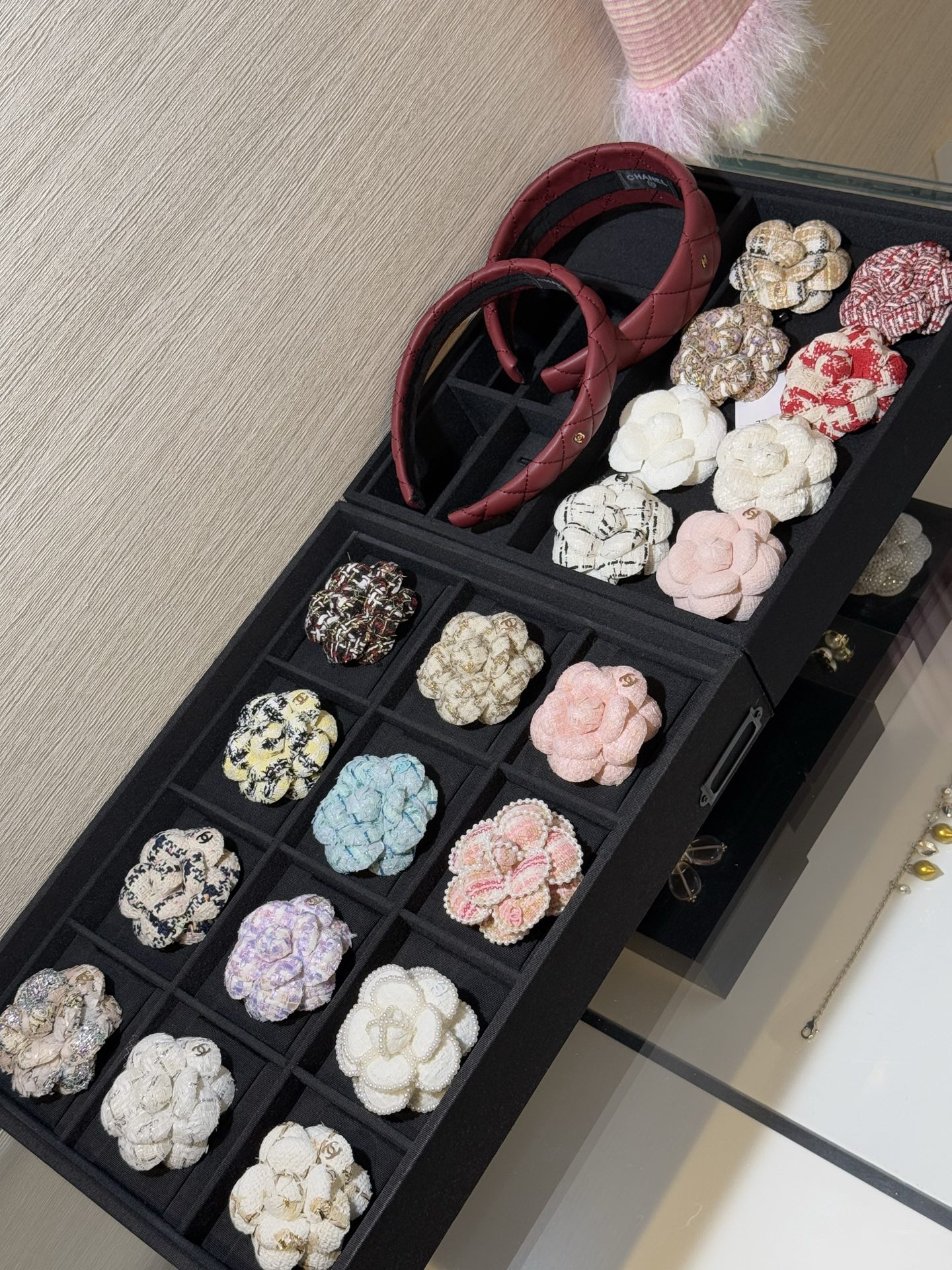 NO:754803,Chanel 26 new tweed double c camellia brooch. Collection of real photos/available in seconds. A small item that is perfect for spring and summer embellishment. Every flower is beautiful. The rich girl’s atmosphere. Flowers with a sense of luxury, chanel, brooch, breastpin, Cartier high-end jewelry19860909Chanel 26新款粗花呢双c山茶花胸针 实拍图合集/现货秒发 超适合春夏点缀的小单品 每一朵花都很美 富家千金氛围感穿搭 自带高级感的花朵,,chanel,brooch，breastpin,卡迪亚高端饰品,Jewelry