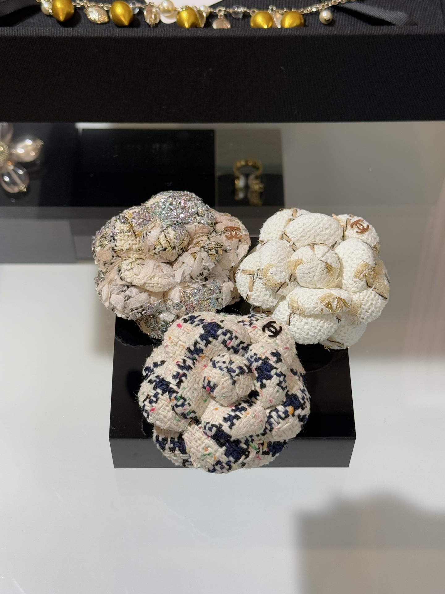 NO:764965,88200, Chanel 26 new tweed double c camellia brooch, colorful yarn blended + double clogo, French elegant pull-up ~ very suitable for spring and summer matching, making the temperament more advanced, top quality, tweed material, chanel, brooch, breastpin, Cartier high-end jewelry1986090988200,Chanel 26新款粗花呢双c山茶花胸针 彩色纱线混织+双clogo 法式优雅拉满～ 非常适合春夏搭配 让气质更高级 顶级品质 粗花呢材质,,chanel,brooch，breastpin,卡迪亚高端饰品,Jewelry