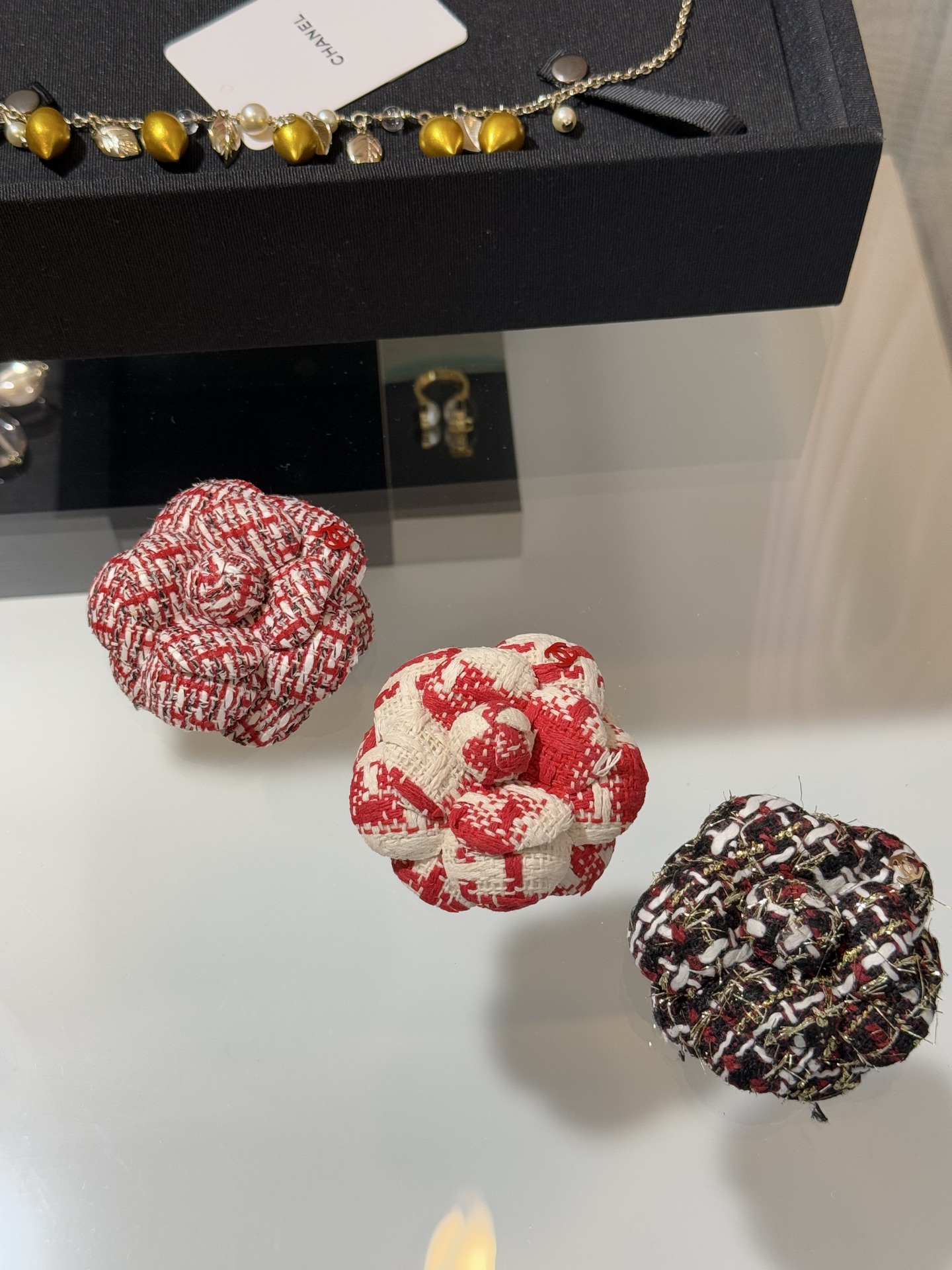 NO:764949,Chanel 26 new tweed double c camellia brooch. The red color is full of vitality and brings a sense of good luck. It is high-end like a work of art. It is a must-have for spring and summer wear. It is easy to wear with a noble temperament. Top quality. Tweed material, chanel, brooch, breastpin, Cartier high-end jewelry19860909Chanel 26新款粗花呢双c山茶花胸针 红色充满活力且自带好运感 高级的像一件艺术品 春夏穿搭点缀必备 轻松穿出贵气千金气质 顶级品质 粗花呢材质,,chanel,brooch，breastpin,卡迪亚高端饰品,Jewelry