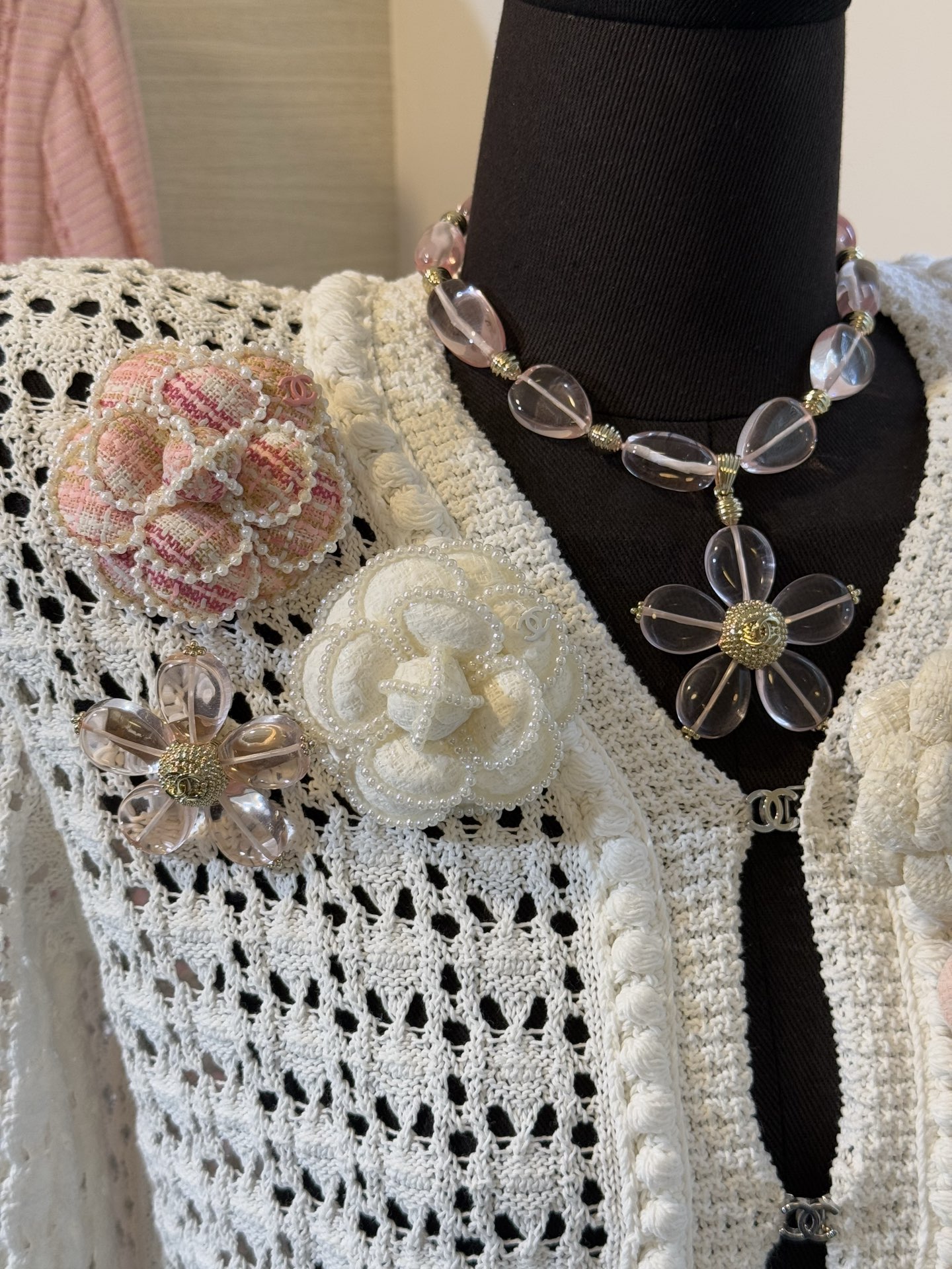 NO:764940,88220, Chanel 26 new tweed pearl double c camellia brooch, pearl lace + camellia + double clogo, gentle and noble at first glance, the instant sense of spring when worn on the upper body, sweet and eye-catching, top quality, tweed material, chanel, brooch, breastpin, Cartier high-end jewelry1986090988220,Chanel 26新款粗花呢珍珠双c山茶花胸针 珍珠花边+山茶花+双clogo 一眼温柔贵气 把春天戴在上身的即视感 甜美又吸睛 顶级品质 粗花呢材质,,chanel,brooch，breastpin,卡迪亚高端饰品,Jewelry