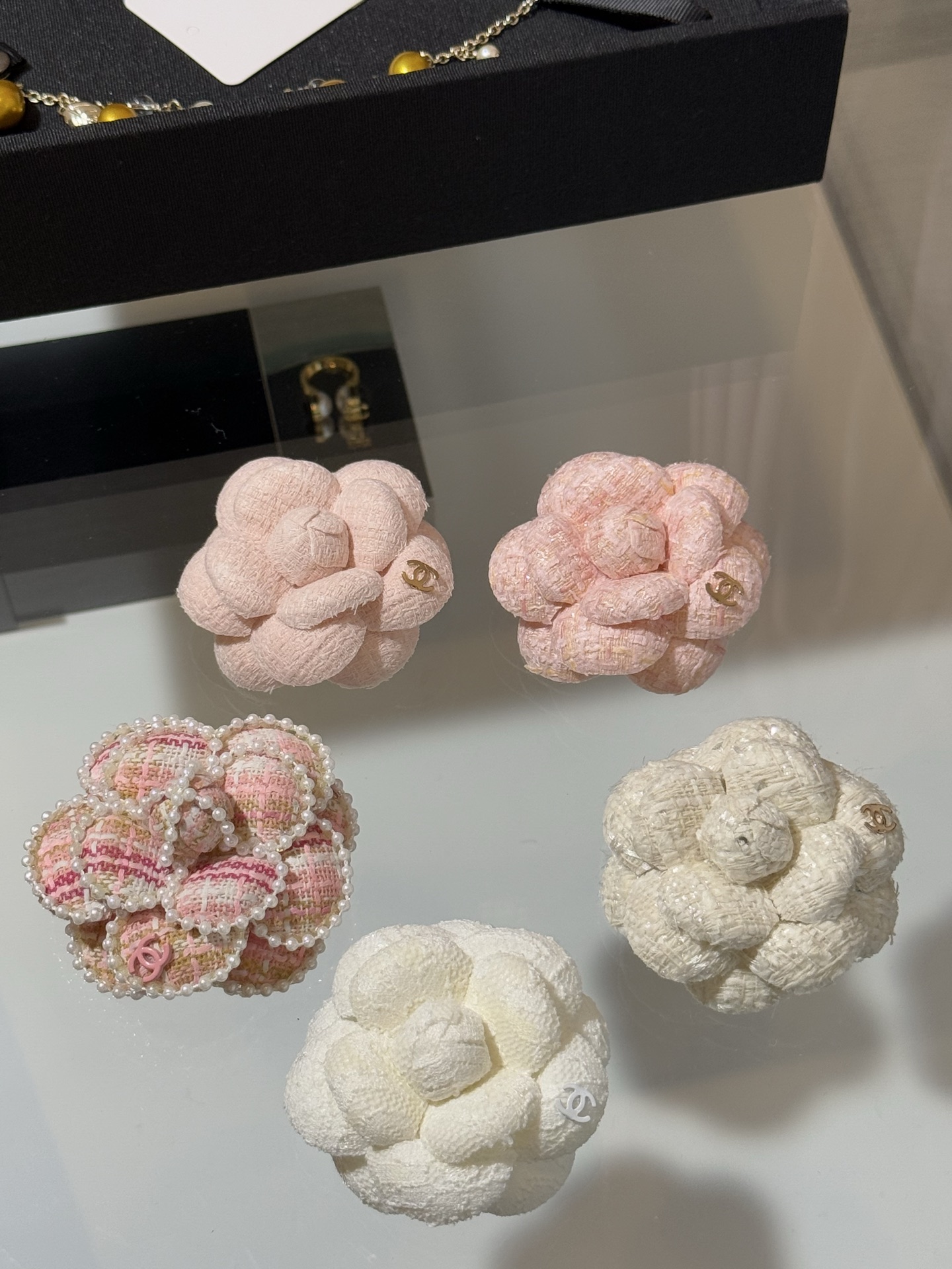 NO:764931,88200, Chanel 26 new tweed lace double c camellia brooch. A must-buy item for spring and summer. Gentle and noble at first glance. Easily wear a high-end sophistication. Sweet and eye-catching. Top quality. Tweed material, chanel, brooch, breastpin, Cartier high-end jewelry.1986090988200,Chanel 26新款粗花呢蕾丝双c山茶花胸针 春夏必买小单品 一眼温柔贵气 轻松穿出高定精致感 甜美又吸睛 顶级品质 粗花呢材质,,chanel,brooch，breastpin,卡迪亚高端饰品,Jewelry