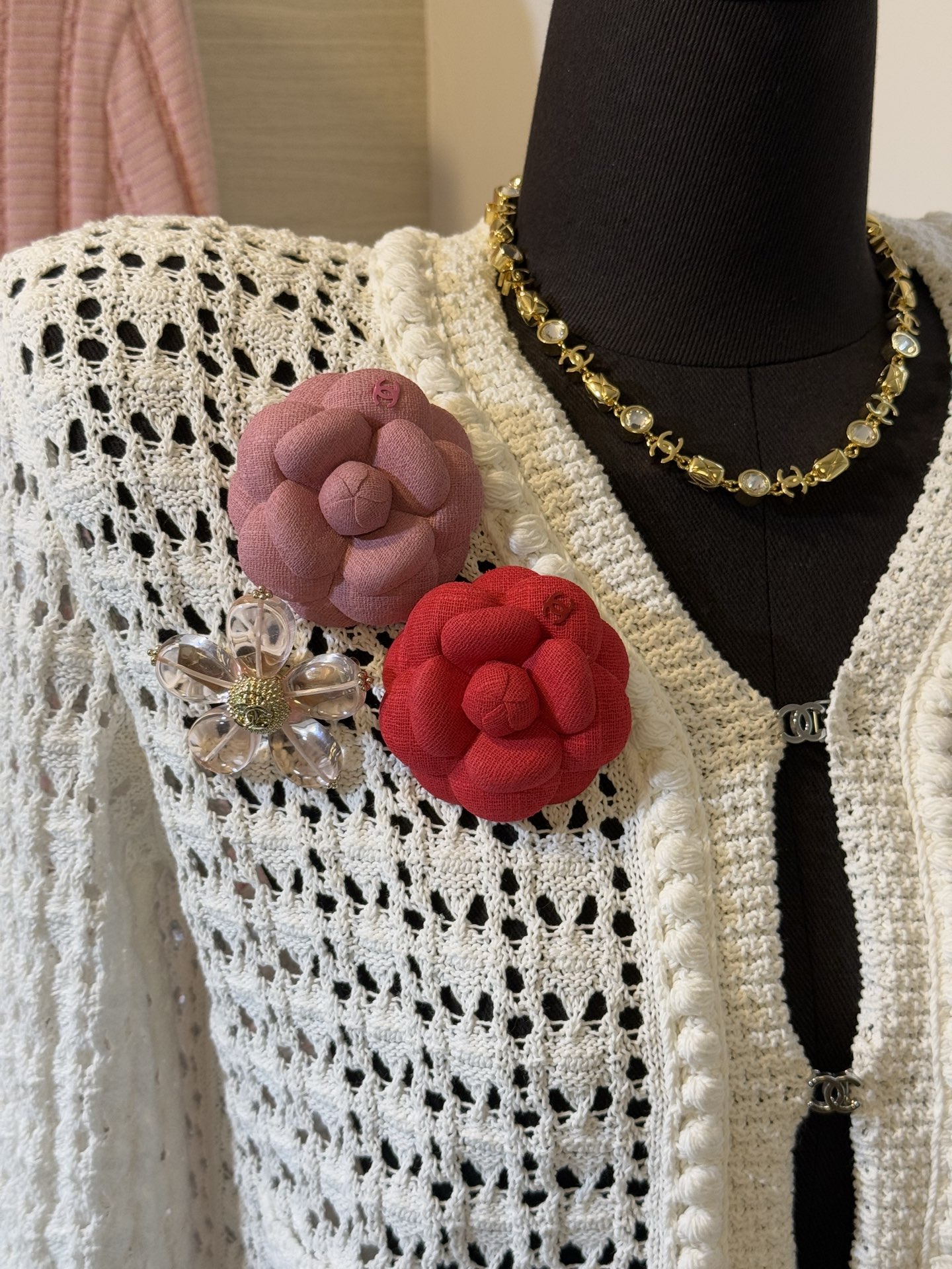 NO:754802,Chanel 26 new camellia double C brooch, full flower shape with double clogo of same color enamel, sweet and girly, full of spring flavor, a must-have for the rich and noble flowers in the world, top quality, yb material, 88200,,chanel,brooch,breastpin,cardia high-end jewelry19860909Chanel 26新款山茶花双c胸针 饱满花型搭配同色珐琅双clogo 甜美又少女 富有春天气息 人间富贵花穿搭必备 顶级品质 yb材质 88200,,chanel,brooch，breastpin,卡迪亚高端饰品,Jewelry