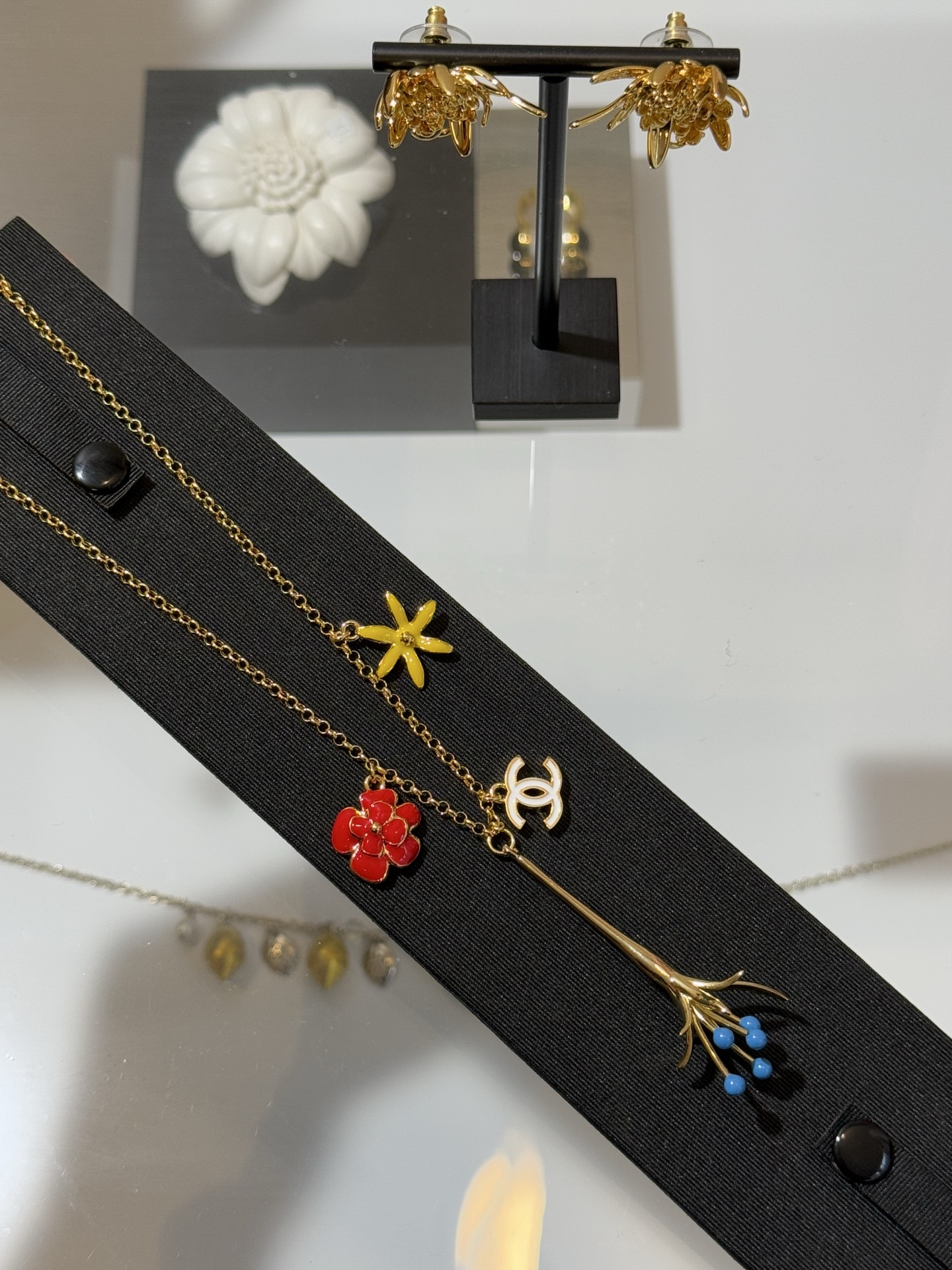 NO:765066,88260, Chanel 26 new color enamel flower double c light gold tassel short necklace. The red, yellow, blue and white color combination is very artistic and full of spring atmosphere. It is eye-catching and present for daily matching. It is photogenic. yb brass enamel material, chanel, necklace, Cartier high-end jewelry1986090988260,Chanel 26新款彩色珐琅花朵双c浅金色流苏短项链 红、黄、蓝、白配色非常有艺术感 富有春天气息 日常搭配吸睛有存在感 拍照巨上镜 yb黄铜珐琅材质,,chanel,necklace,卡迪亚高端饰品,Jewelry