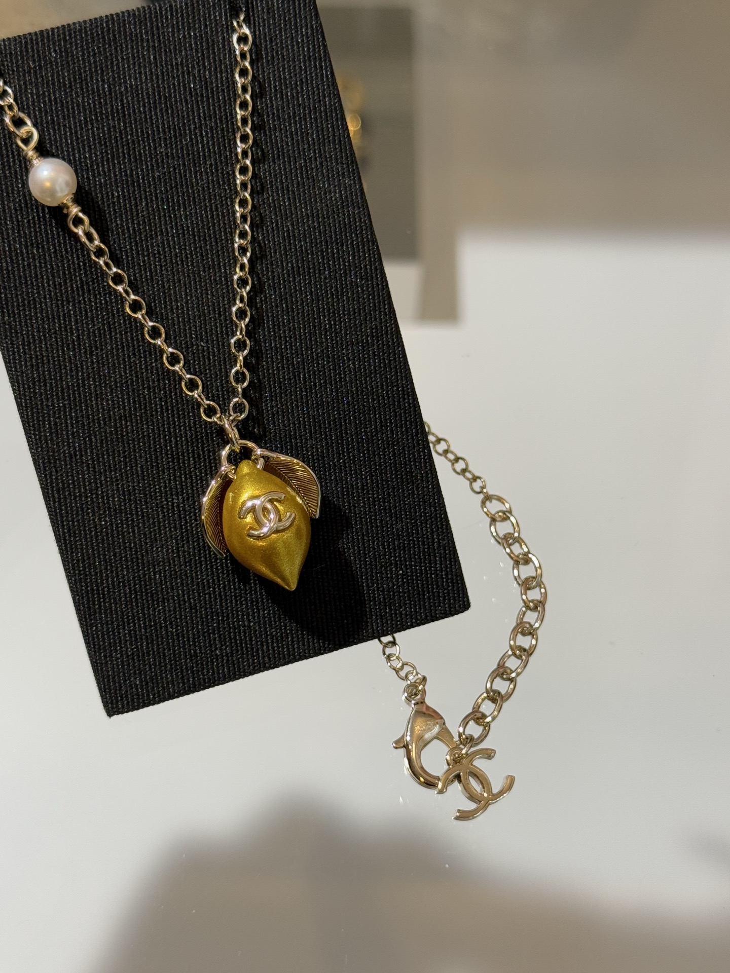 NO:764923,88180 [New product sharing] Chanel 26 new lemon light gold double C leaf necklace. Super golden lemon + double clogo + double side leaf design. Refreshing and full of vitality, like standing in a yard full of lemon trees in southern Italy. Comes with light-emitting filter to wear to make it white and bright. Very holiday atmosphere. yb brass, acrylic material, chanel, necklace, Cartier high-end jewelry1986090988180【新品分享】 Chanel 26新款柠檬浅金色双c叶子项链 超正金黄柠檬+双clogo+双侧叶子设计 清爽且元气满满 像站在意大利南部栽满柠檬树的院子里 自带发光滤镜戴上显白明亮 非常有度假气息 yb黄铜、亚克力材质,,chanel,necklace,卡迪亚高端饰品,Jewelry