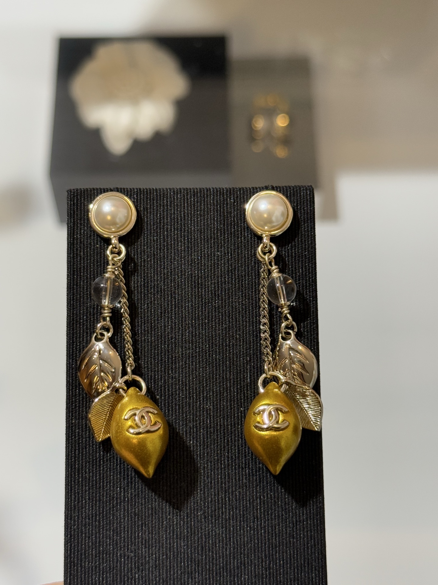 NO:764905,88200, Chanel 26 new pearl lemon leaf double c double tassel earrings. Pearl + super golden lemon + double clogo + leaf tassel design. Refreshing and full of vitality, like standing in a yard full of lemon trees in southern Italy. It comes with a light-emitting filter to wear to make it white and bright. It has a holiday atmosphere. yb brass, acrylic material,, chanel, earrings, Cartier high-end jewelry1986090988200,Chanel 26新款珍珠柠檬叶子双c双流苏耳环 珍珠+超正金黄柠檬+双clogo+叶子流苏设计 清爽且元气满满 像站在意大利南部栽满柠檬树的院子里 自带发光滤镜戴上显白明亮 非常有度假气息 yb黄铜、亚克力材质,,chanel,earrings,卡迪亚高端饰品,Jewelry