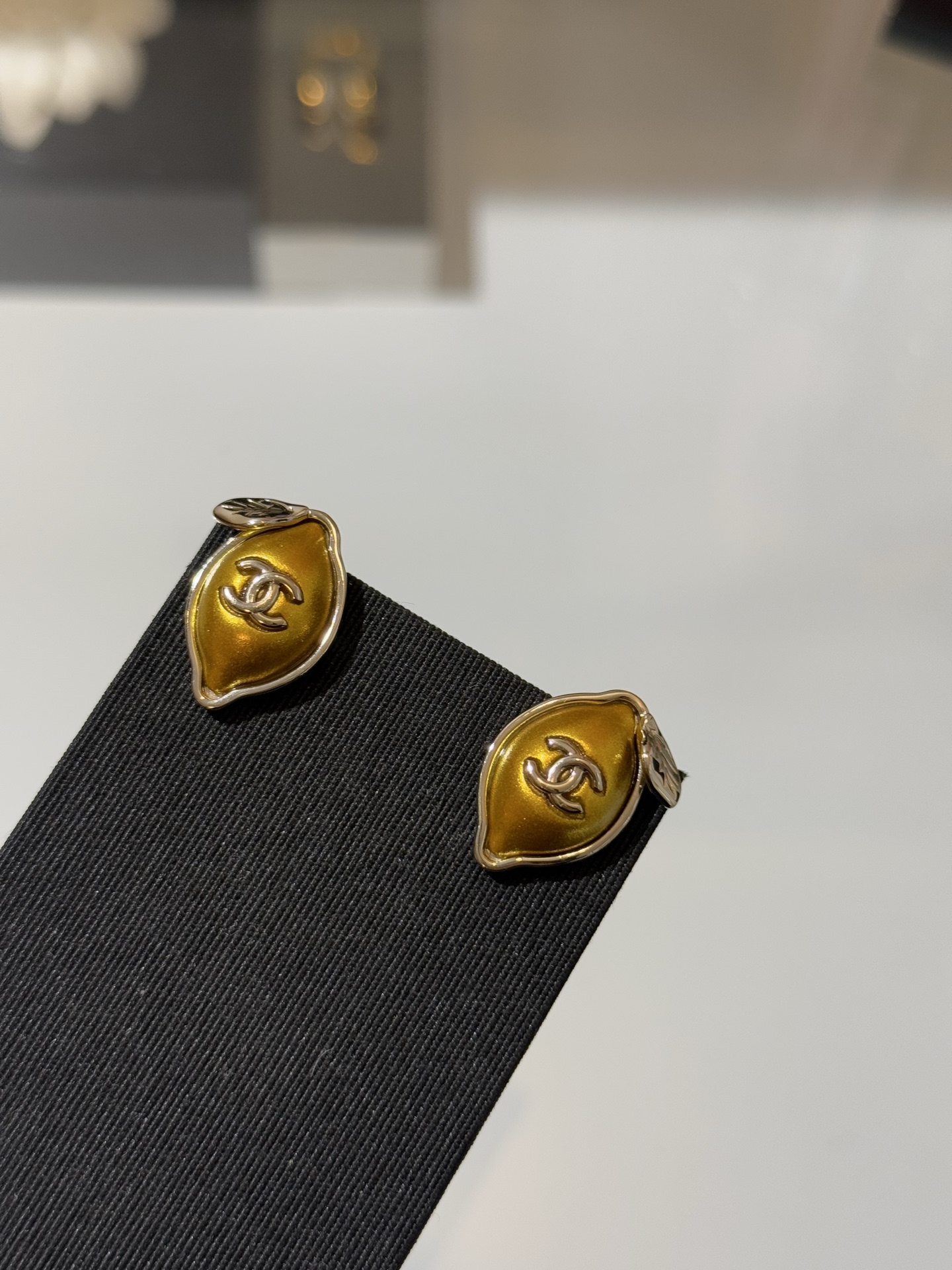 NO:764913,88170 [New product sharing] Chanel 26 new golden lemon light gold double c leaf earrings. Super golden lemon + double c + leaf design. Refreshing and full of vitality, like standing in a yard full of lemon trees in southern Italy. It comes with a light filter to wear to make it white and bright. It has a holiday atmosphere. yb brass, acrylic material, Chanel, Cartier high-end jewelry1986090988170【新品分享】 Chanel 26新款金黄柠檬浅金色双c叶子耳钉 超正金黄柠檬+双c+叶子设计 清爽且元气满满 像站在意大利南部栽满柠檬树的院子里 自带发光滤镜戴上显白明亮 非常有度假气息 yb黄铜、亚克力材质,,chanel,卡迪亚高端饰品,Jewelry