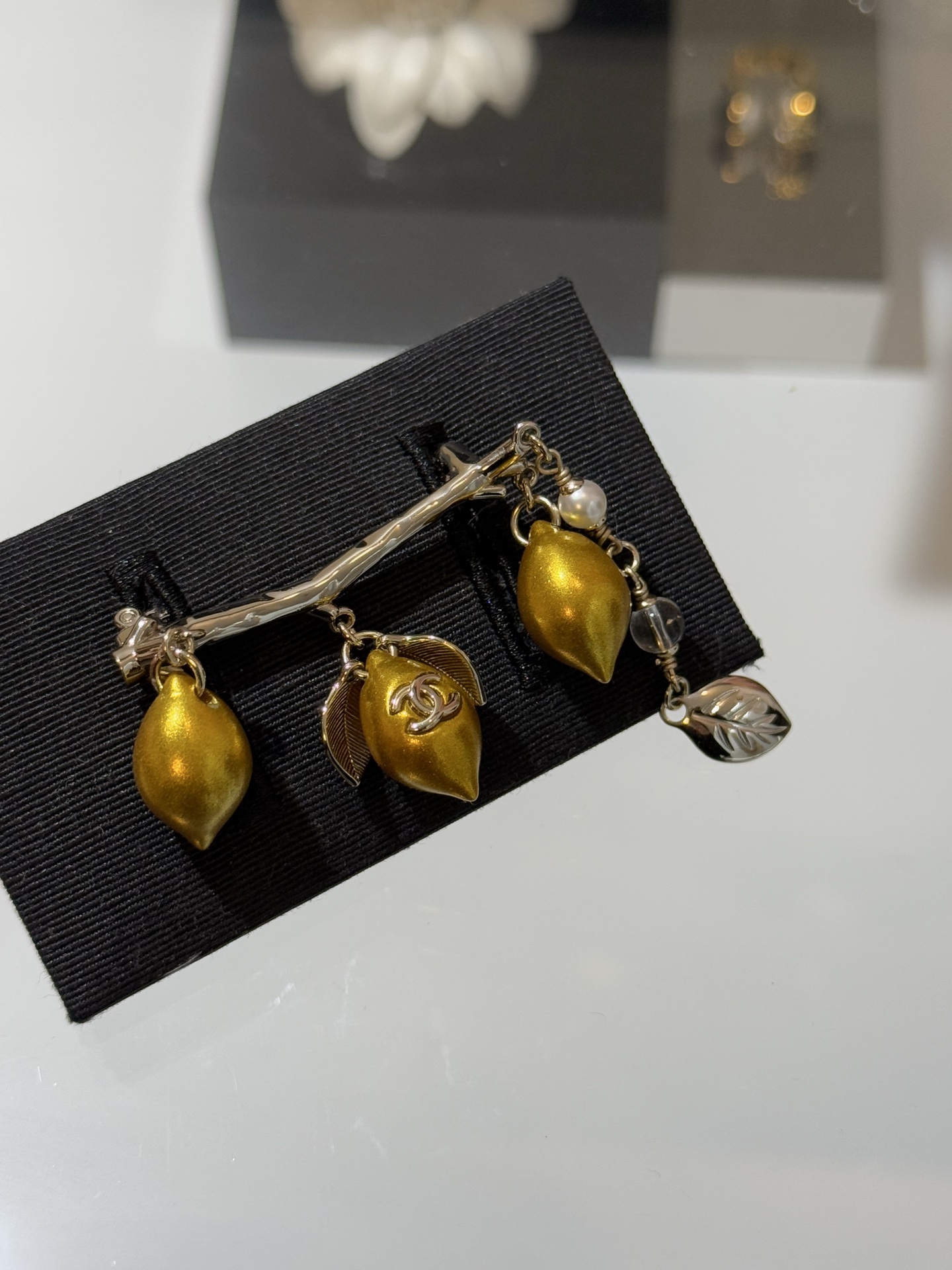 NO:765058,88240, Chanel 26 new golden lemon light gold double c leaf brooch. A whole bunch of golden lemon + double c + leaf tassel design. Refreshing and full of vitality. Like standing in a yard full of lemon trees in southern Italy. It comes with a light filter to make it white and bright. It has a holiday atmosphere. yb brass, acrylic material, chanel, brooch, breastpin, Cartier high-end jewelry1986090988240,Chanel 26新款金黄柠檬浅金色双c叶子胸针 一整串金黄柠檬+双c+叶子流苏设计 清爽且元气满满 像站在意大利南部栽满柠檬树的院子里 自带发光滤镜戴上显白明亮 非常有度假气息 yb黄铜、亚克力材质,,chanel,brooch，breastpin,卡迪亚高端饰品,Jewelry