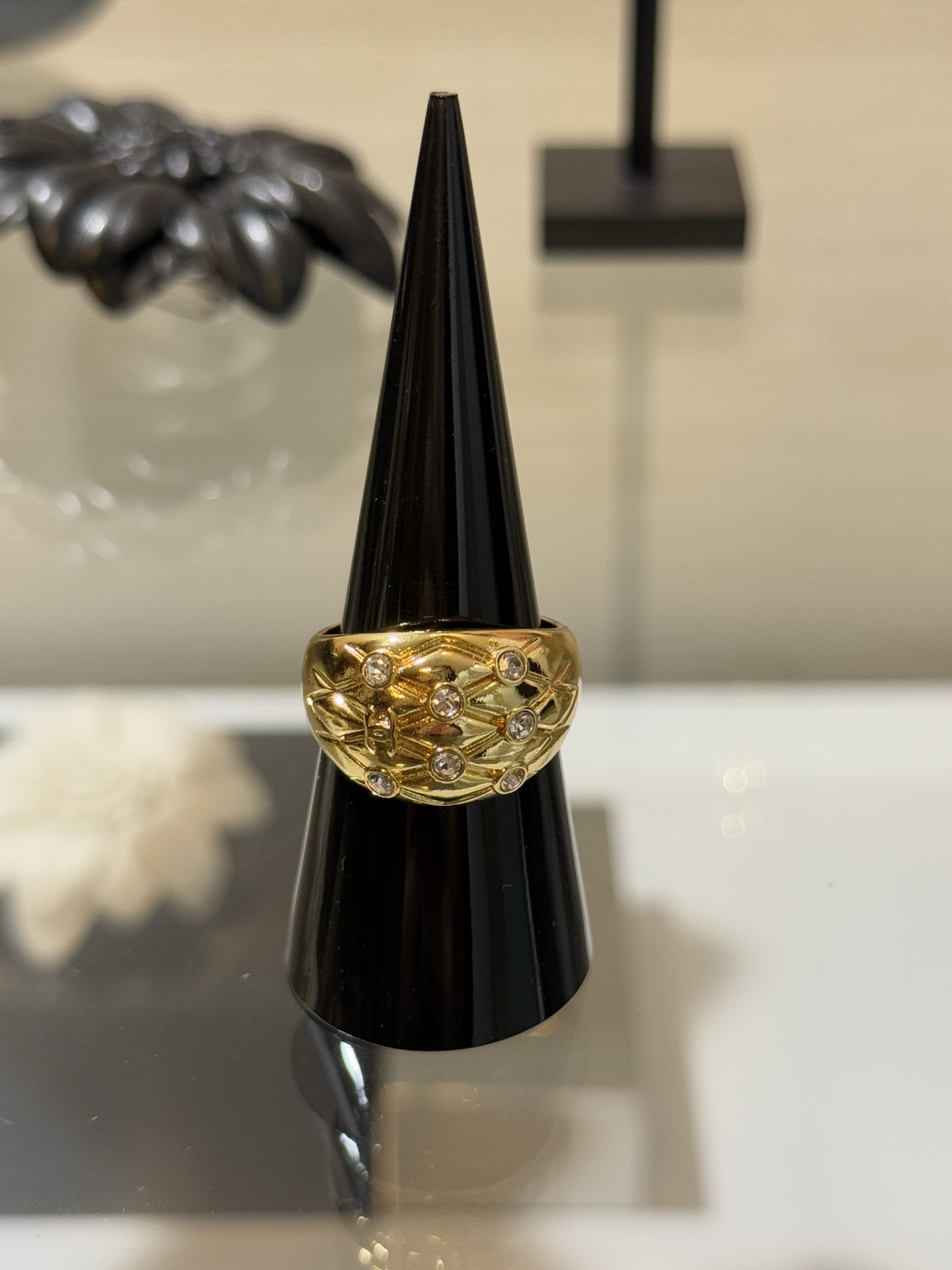 NO:764901,88160, Chanel 26 new gold rhombus pattern crystal diamond baby's breath ring, classic rhombus pattern + baby's breath crystal + double c design, with a sense of luxury, with a cococrush instant sense, it looks very noble when worn casually, daily commuting, dating and shopping can be worn to enhance the overall clothing size 6-7-8, yb brass, Swarovski crystal material,,chanel,ring,Cardia high-end jewelry1986090988160,Chanel 26新款金色菱格纹水晶钻满天星戒指 经典菱格纹+满天星水晶+双c设计 自带高级感 有cococrush即视感 随手一戴就很显贵气 日常通勤、约会逛街佩戴提升整体衣品 size6-7-8码 yb黄铜 施华洛水晶材质,,chanel,ring,卡迪亚高端饰品,Jewelry