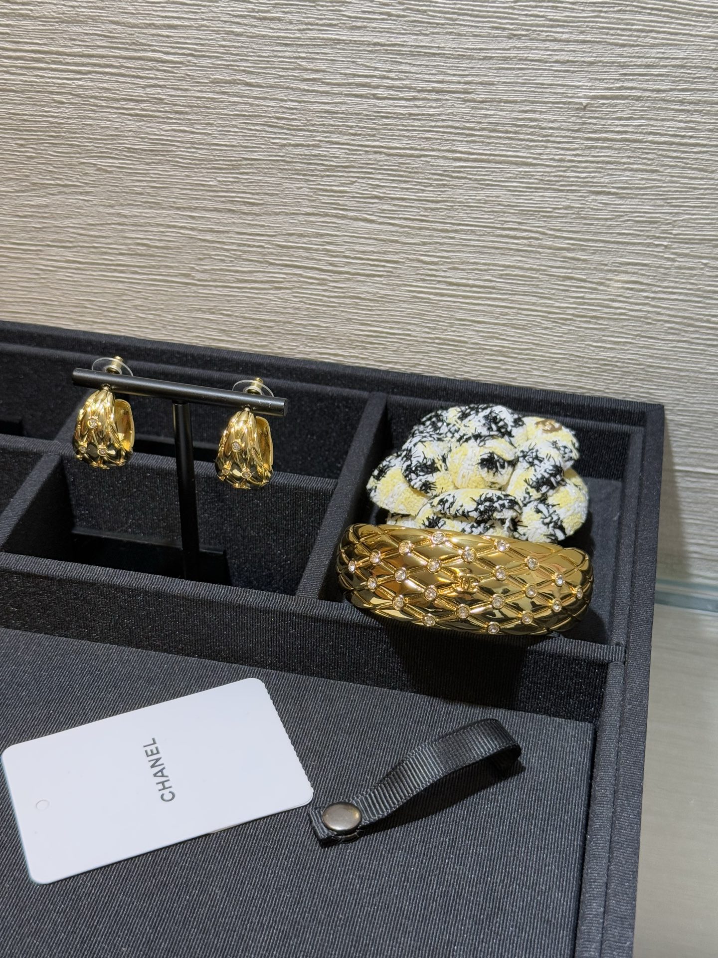 NO:764976,88250, Chanel 26 new golden rhombus pattern crystal diamond and baby's breath star open bracelet bracelet. Classic rhombus pattern + baby's breath crystal + double c design. It has a sense of luxury. It has a cococrush instant sense. It makes you look noble when you wear it. It can be worn for daily commuting, dating and shopping to enhance the overall clothing. yb brass, Swarovski crystal material, chanel, bracelet, Cartier high-end jewelry1986090988250,Chanel 26新款金色菱格纹水晶钻满天星开口手环手镯 经典菱格纹+满天星水晶+双c设计 自带高级感 有cococrush即视感 随手一戴就很显贵气 日常通勤、约会逛街佩戴提升整体衣品 yb黄铜 施华洛水晶材质,,chanel,bracelet,卡迪亚高端饰品,Jewelry