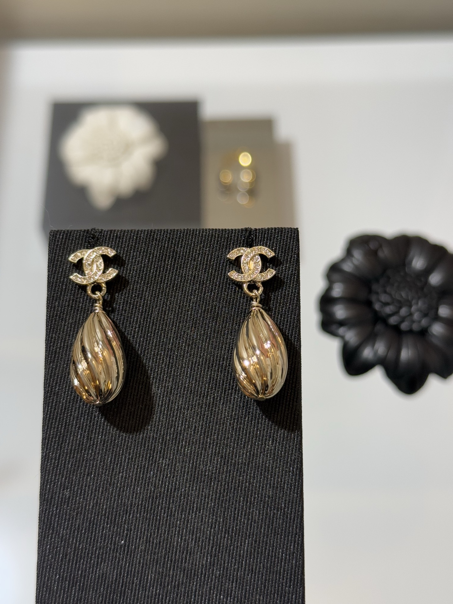 NO:764932,88180, Chanel 26 light gold full diamond double C hanging twisted water drop earrings. Full diamond double clogo with self-recognition. Twisted texture water drop metal design. Visually modify the face. Daily commuting, shopping and dating to enhance temperament. yb brass. Swarovski crystal material,,chanel,earrings,Cardia high-end jewelry1986090988180,Chanel 26浅金色满钻双c悬挂扭纹水滴耳环 满钻双clogo 自带辨识度 扭纹肌理水滴金属设计 视觉上修饰脸型 日常通勤、逛街约会搭配提升气质 yb黄铜 施华洛水晶材质,,chanel,earrings,卡迪亚高端饰品,Jewelry