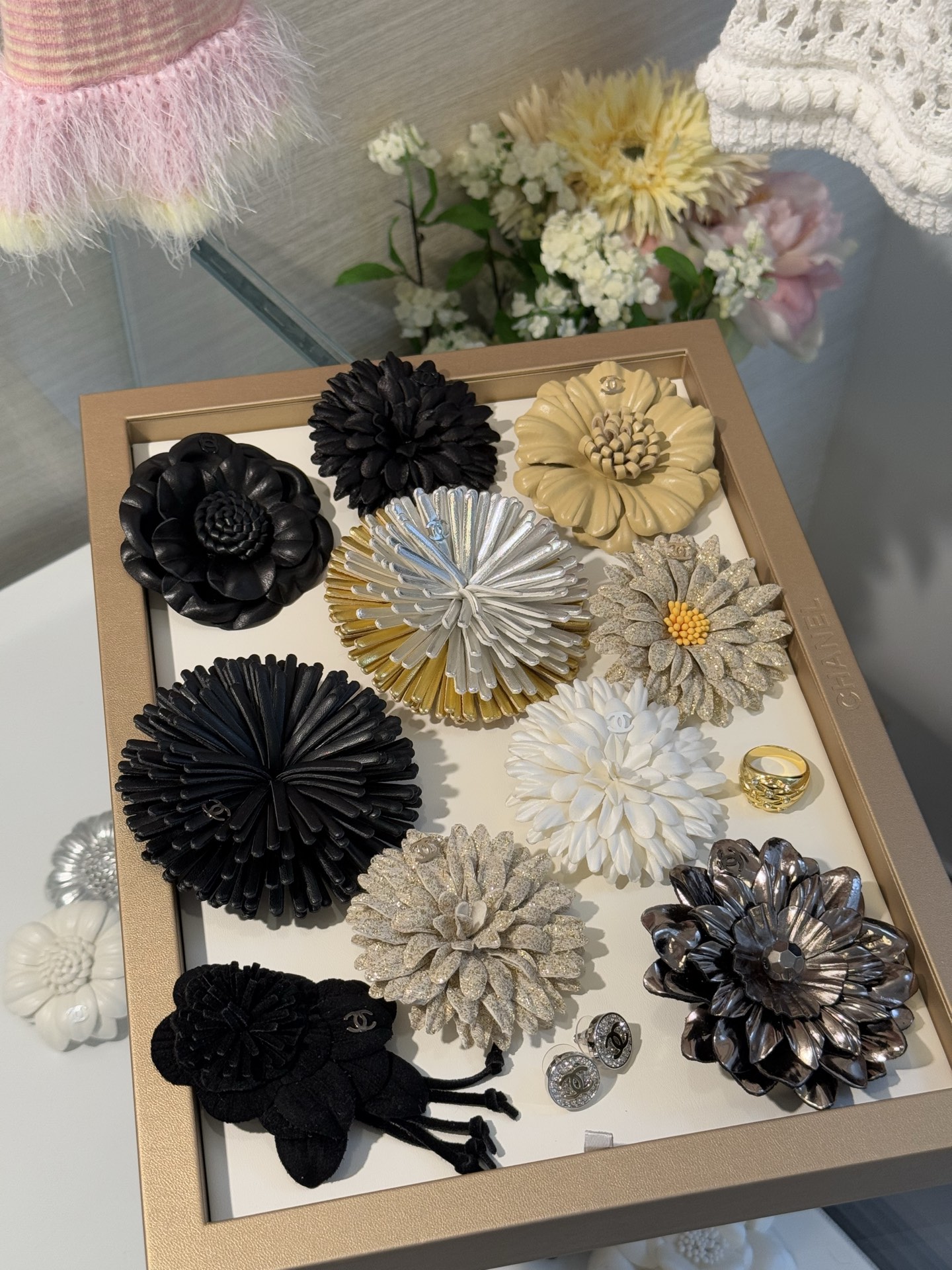 NO:765110,Chanel 26 new spring and summer camellia double C brooch. Collection of real photos, ready for delivery in seconds. The wardrobe must be equipped with noble and beautiful camellias. Each flower has its own sense of high-end. It is the finishing touch of daily wear, chanel, brooch, breastpin, Cartier high-end jewelry19860909Chanel 26新款春夏山茶花双c胸针 实拍图合集·现货秒发 衣橱里一定配备显贵又漂亮的山茶花 每一朵都自带高级感 是日常穿搭的点睛之笔,,chanel,brooch，breastpin,卡迪亚高端饰品,Jewelry