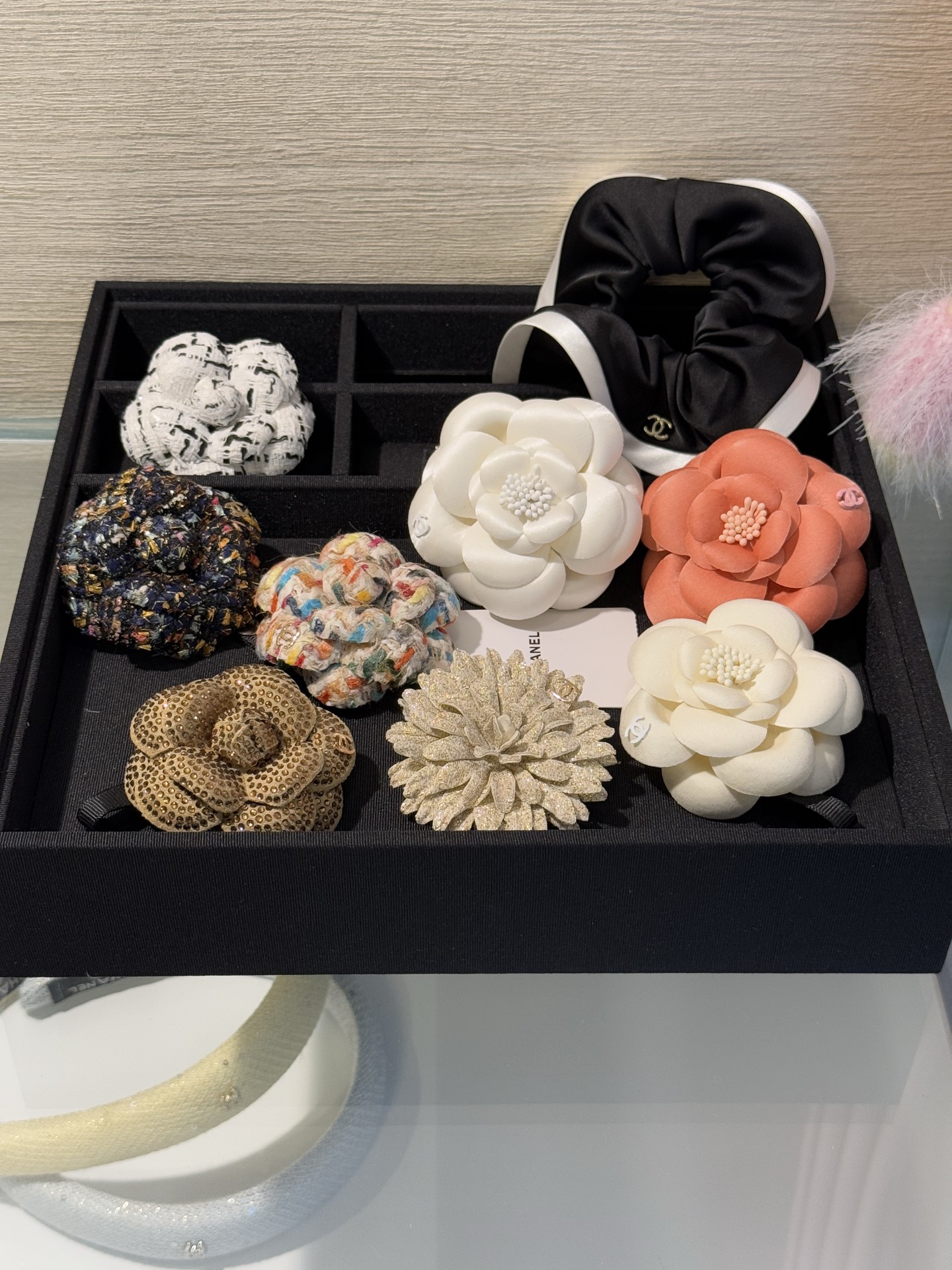 NO:765091,Chanel 26 new spring and summer camellia double C brooch. Collection of real photos, ready for delivery in seconds. The wardrobe must be equipped with noble and beautiful camellias. Each flower has its own sense of high-end. It is the finishing touch of daily wear, chanel, brooch, breastpin, Cartier high-end jewelry19860909Chanel 26新款春夏山茶花双c胸针 实拍图合集·现货秒发 衣橱里一定配备显贵又漂亮的山茶花 每一朵都自带高级感 是日常穿搭的点睛之笔,,chanel,brooch，breastpin,卡迪亚高端饰品,Jewelry