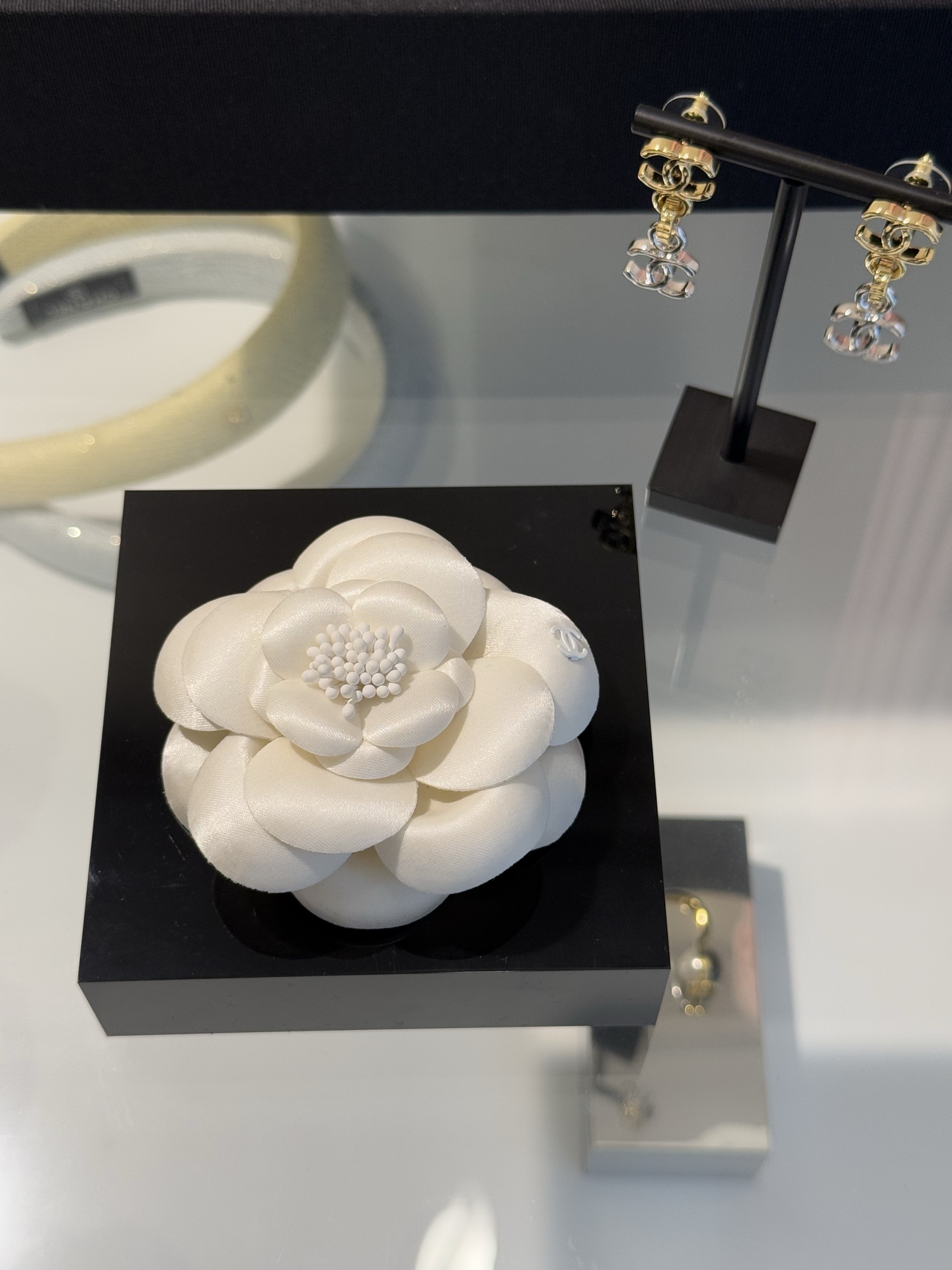 NO:765082,Chanel 26 new large satin three-dimensional double c camellia brooch. The flower shape is three-dimensional and full. The petals have a superb layering. It is a ceiling with a sense of atmosphere. It instantly makes your outfit brighter when you put it on. Top quality. Large size 88200, chanel, brooch, breastpin, Cartier high-end jewelry.19860909Chanel 26新款大号缎面立体双c山茶花胸针 花型立体饱满 花瓣层次感超绝 是氛围感的天花板 戴上瞬间让穿搭有亮点 顶级品质 大号尺寸88200,,chanel,brooch，breastpin,卡迪亚高端饰品,Jewelry