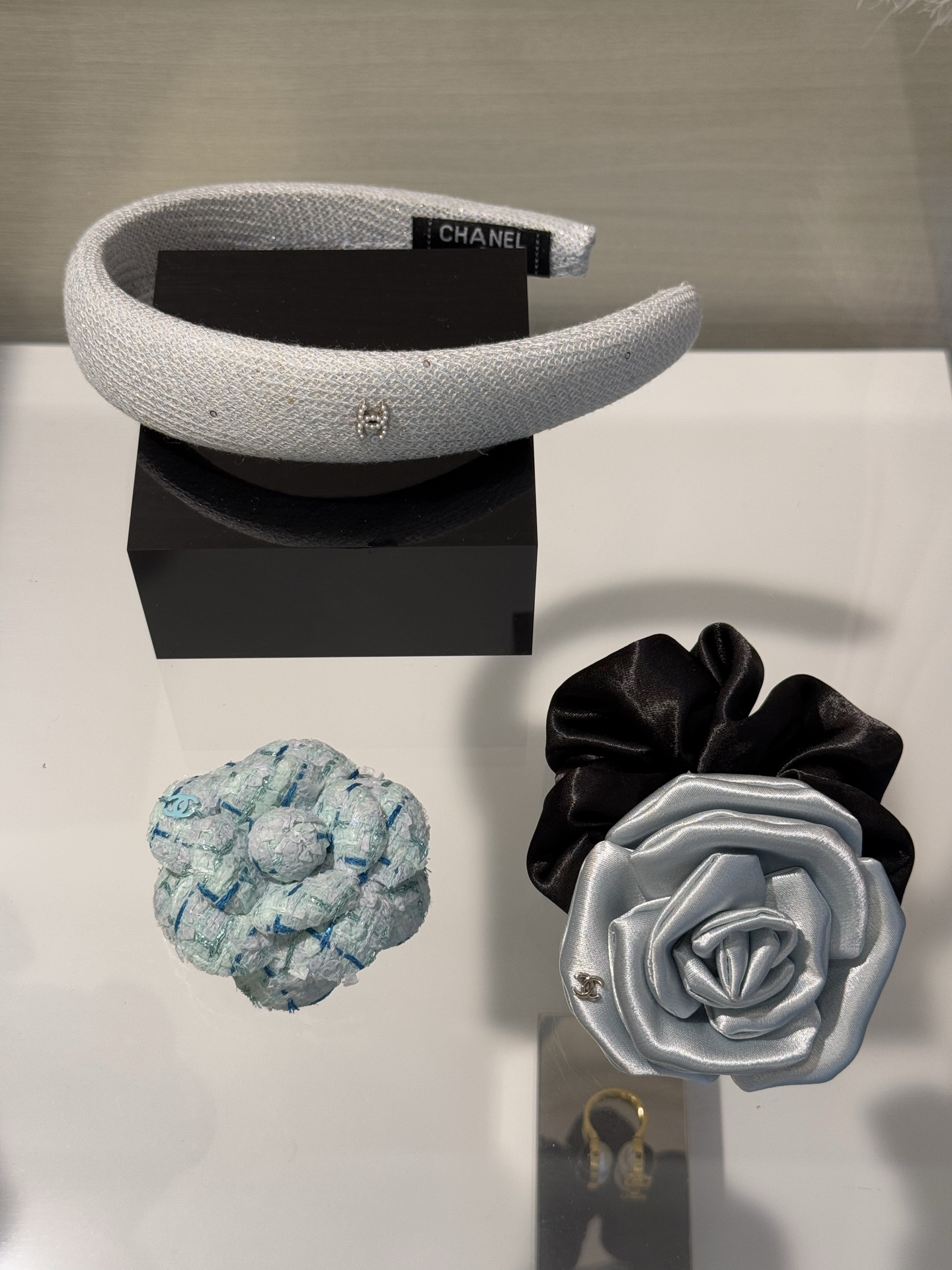 NO:765155,88170,Chanel 26 new light blue tweed sequined pearl double C hairband hairpin baby blue comes with soft focus filter. Put it on and the skin will become cool and white in seconds. The color is refreshing and clean. It is also perfect for spring and summer.,chanel,Cardia high-end jewelry1986090988170,Chanel 26新款浅蓝色粗花呢亮片珍珠双c发箍发卡 baby蓝自带柔焦滤镜 戴上秒变冷白皮 颜色清爽干净 也太适合春夏了吧,,chanel,卡迪亚高端饰品,Jewelry
