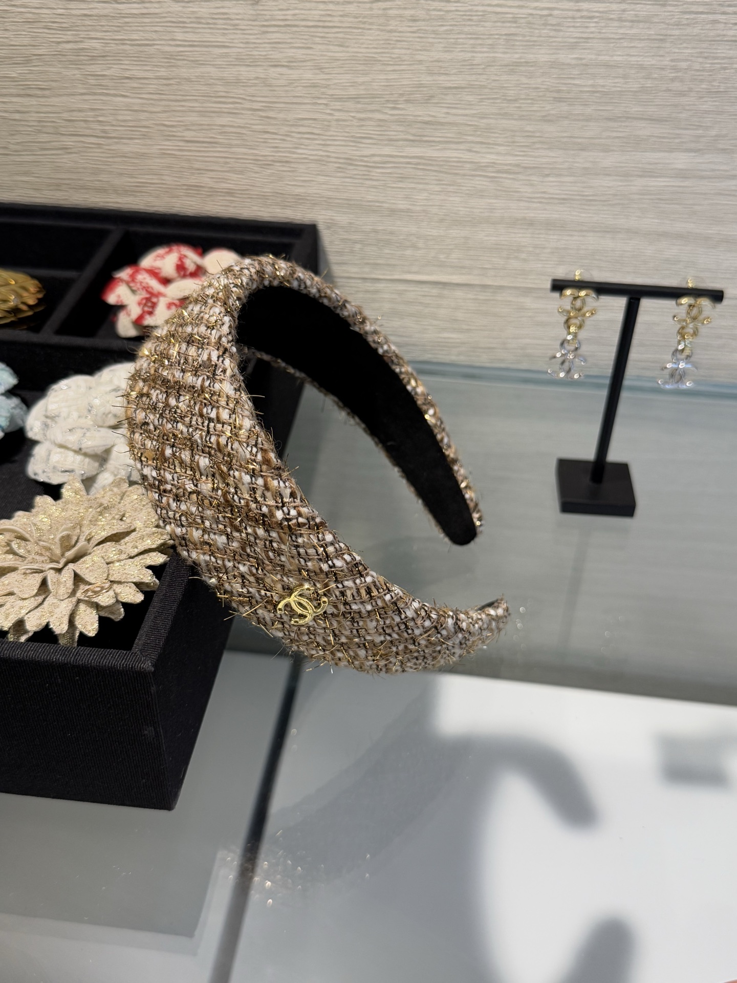 NO:765129,88180,Chanel 26 new golden brown tweed light gold double C wide version hairband hairpin, gilt yarn with double C, very retro taste, daily matching/dating wear rich family atmosphere, Chanel, Cartier high-end jewelry1986090988180,Chanel 26新款金棕色粗花呢浅金色双c宽版发箍发卡 鎏金纱线搭配双c 极具复古味道 日常搭配/约会佩戴富家千金氛围感拉满,,chanel,卡迪亚高端饰品,Jewelry