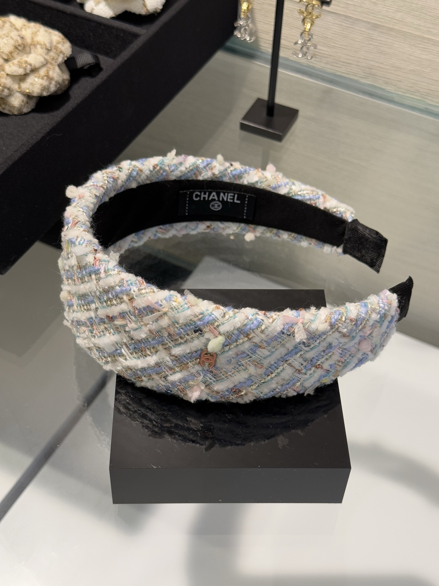 NO:765163,88180,Chanel 26 new blue and pink tweed pink enamel double c wide version hairband hairpin macaron color yarn fresh and age-reducing super bonus for spring and summer matching very healing color, chanel, Cartier high-end jewelry1986090988180,Chanel 26新款蓝粉色粗花呢粉色珐琅双c宽版发箍发卡 马卡龙配色纱线 清新又减龄 春夏搭配超级加分 非常治愈的颜色,,chanel,卡迪亚高端饰品,Jewelry