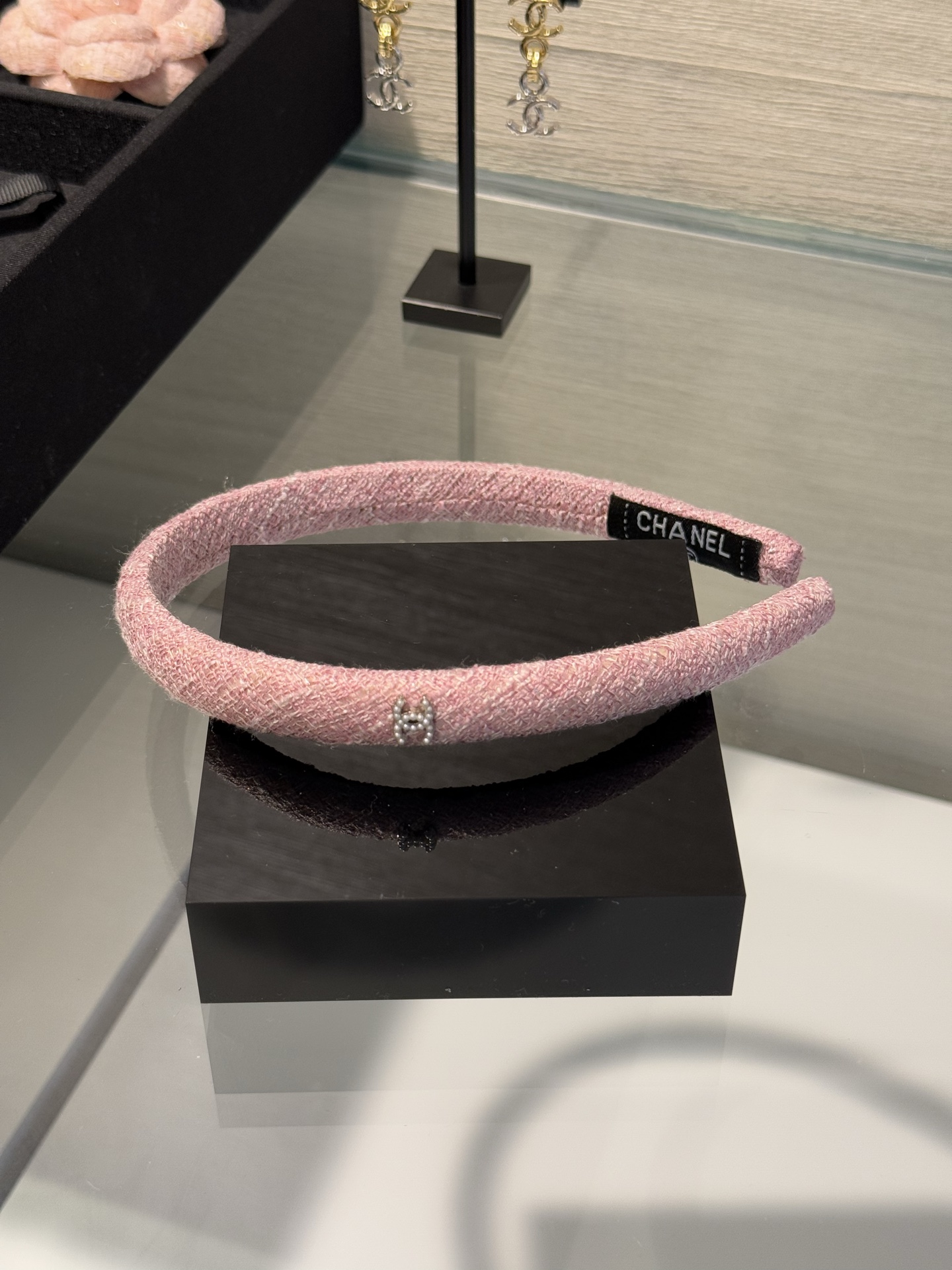 NO:765150,88160, Chanel 26 new light pink tweed silver pearl double c narrow hairband hairpin light pink tweed + pearl double c sweet and age-reducing. The built-in sense of wealth allows you to take any photo with you and get a photo, chanel, Cartier high-end jewelry1986090988160,Chanel 26新款浅粉色粗花呢银色珍珠双c窄版发箍发卡 淡粉色粗花呢+珍珠双c 甜美又减龄 自带的千金感让你带上随便拍都能出片,,chanel,卡迪亚高端饰品,Jewelry