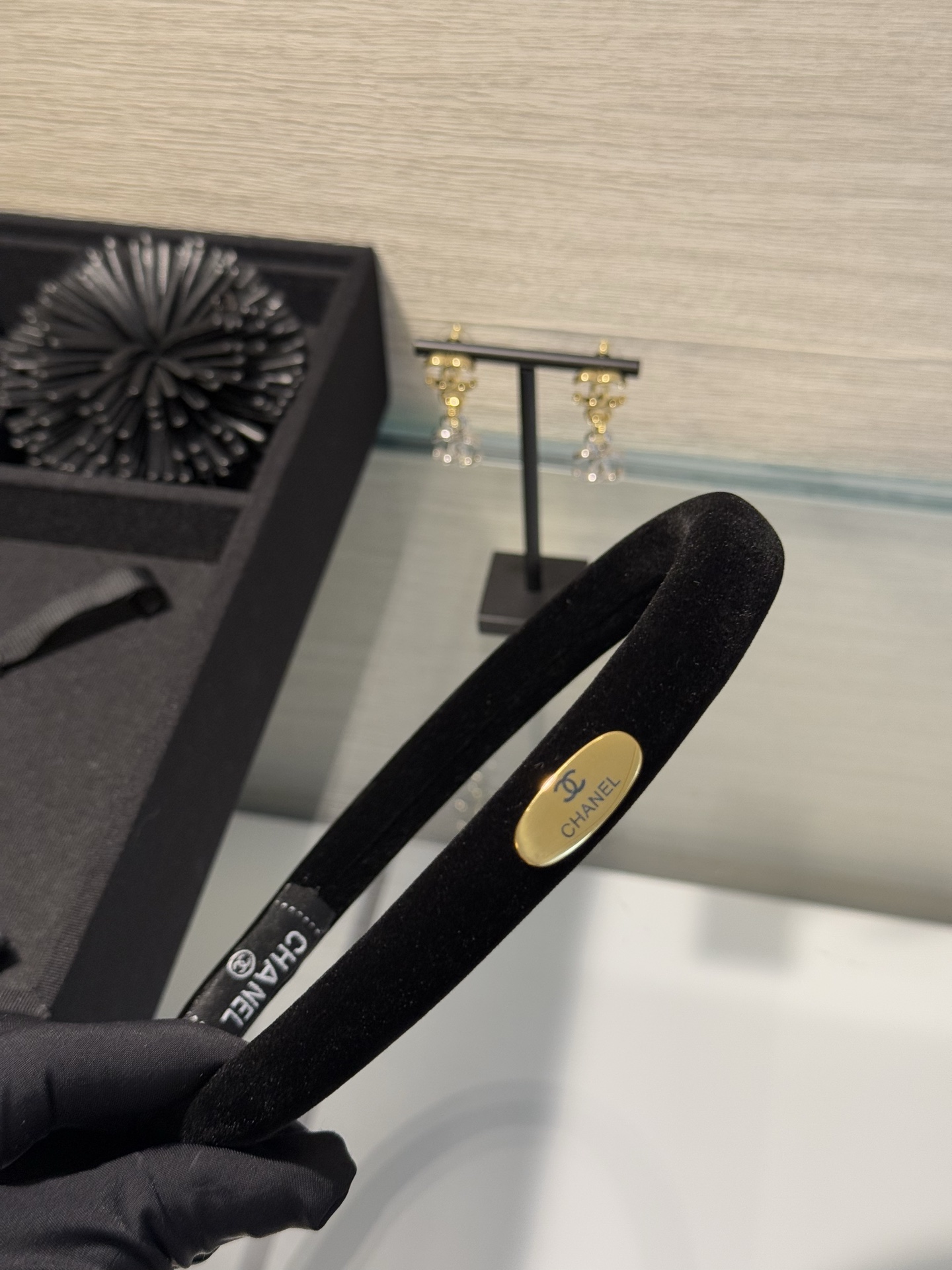 NO:765226,88180,Chanel 26 new narrow version black velvet gold letter double C oval brand hairband hairpin gold oval card + black velvet design has a retro feel and exudes a noble and elegant temperament for daily wear,chanel,cardia high-end jewelry1986090988180,Chanel 26新款窄版黑丝绒金色字母双c椭圆牌发箍发卡 金色椭圆牌+黑丝绒设计 自带复古感 日常佩戴散发出高贵优雅的气质,,chanel,卡迪亚高端饰品,Jewelry