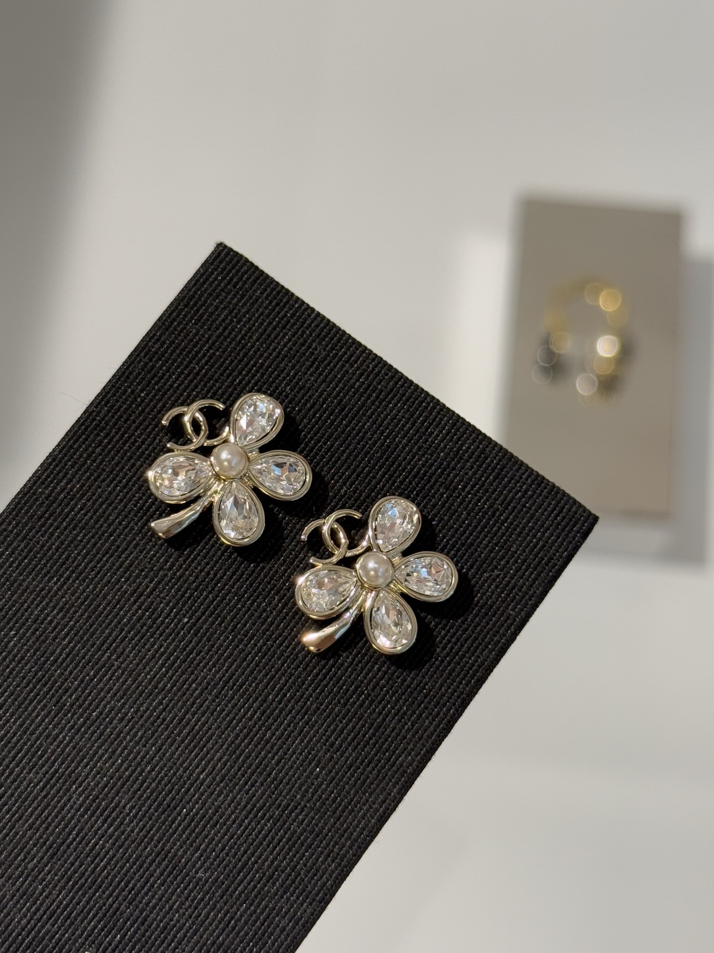 NO:856572,88180, Chanel 26 new drop diamond four-leaf clover light gold double C pearl earrings. Drop crystal diamond + four-leaf clover double C design. Exquisite and design. The diamond is bright and shiny. Very spring and summer atmosphere. YB brass, Swarovski material, Chanel, Cartier high-end jewelry1986090988180,Chanel 26新款水滴钻四叶草浅金色双c珍珠耳钉 水滴晶钻+四叶草双c设计 精致又有设计感 钻钻璀璨有光泽 非常富有春夏气息 yb黄铜、施华洛材质,,chanel,卡迪亚高端饰品,Jewelry