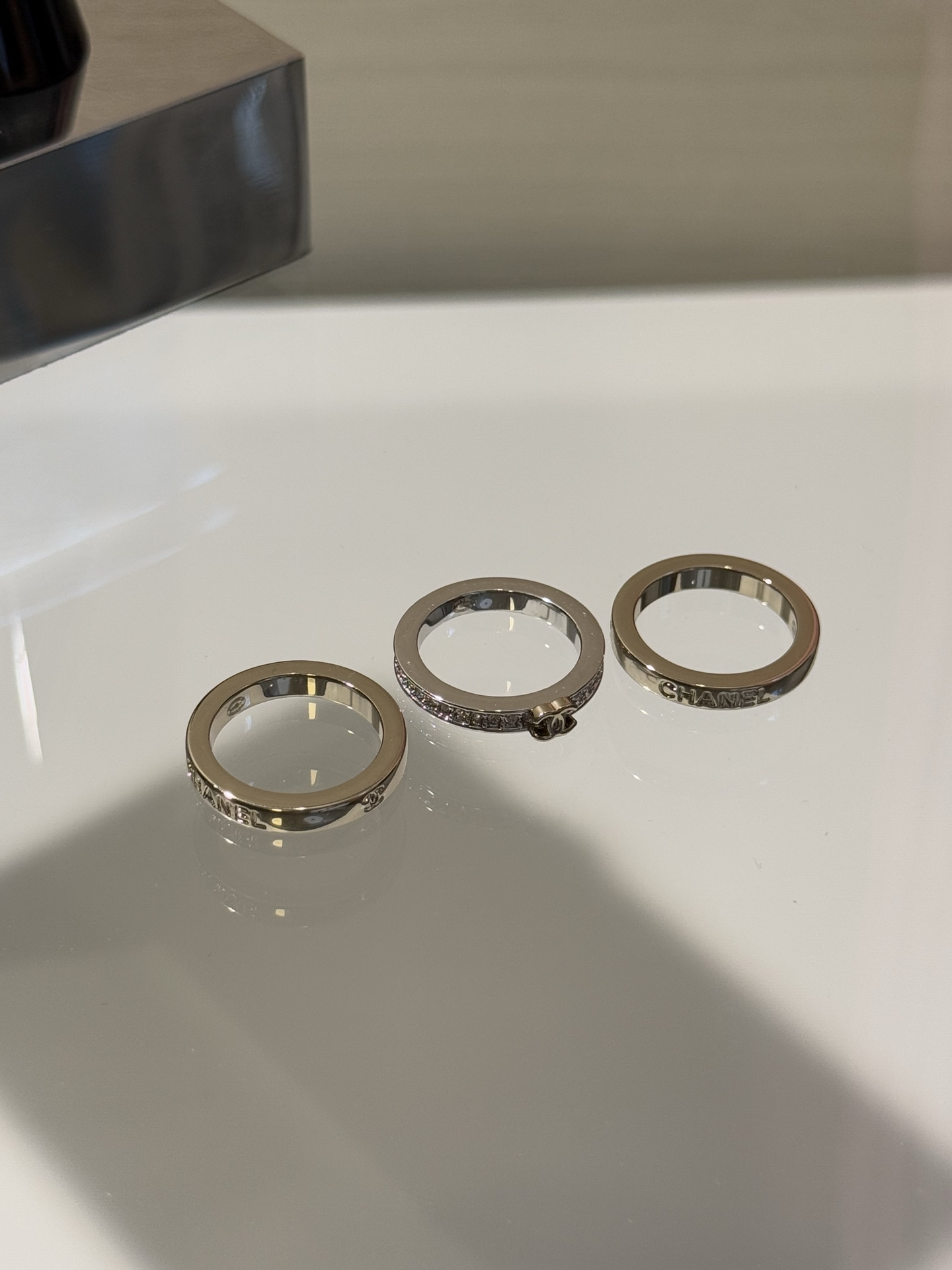 NO:766057,88200.Chanel 26p new gold and silver color matching double C letter row diamond ring three-piece set, three-in-one design, a set of three rings!  One silver full diamond + two light gold color rings, super cost-effective!  Unexpectedly matches with crush. Simple yet very advanced. Size code. Top version. YB brass. Swarovski material, chanel, ring, Cartier high-end jewelry.1986090988200.Chanel 26p新款金银拼色双c字母排钻戒指三件套 三合一设计 一套三枚戒指！ 一个银色满钻+两个浅金色素圈 超具性价比！ 与crush搭配意外契合 简简单单又非常高级 Size码 顶级版本 yb黄铜 施华洛材质,,chanel,ring,卡迪亚高端饰品,Jewelry