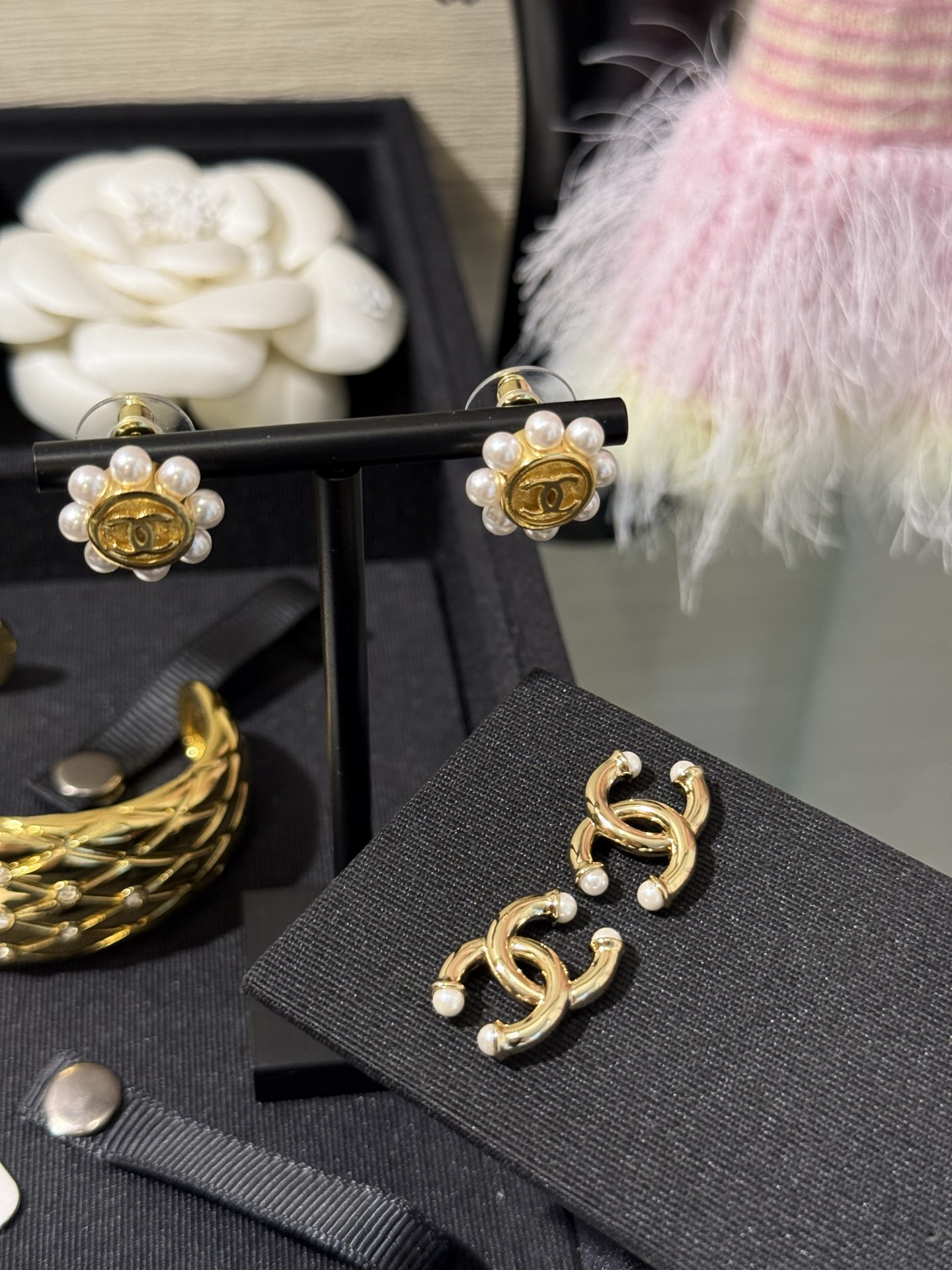 NO:857358,[New product sharing] Chanel 26 new gold double C double sided pearl stud earrings. The double clogo is decorated with small pearls on both ends. It has a sense of design and is highly worn on daily commutes. Full of style. Top version. YB brass material. Swarovski pearls, Chanel, Cartier high-end jewelry19860909【新品分享】 Chanel 26新款金色双c双侧珍珠耳钉 双clogo两端点缀小珍珠 非常有设计感 日常通勤出街佩戴率超高 洋气十足 顶级版本 yb黄铜材质 施华洛珍珠,,chanel,卡迪亚高端饰品,Jewelry