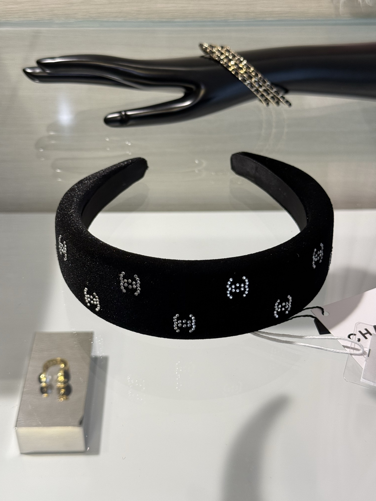NO:765211,88190, Chanel 26c new black velvet, white rhinestones, full of diamonds, double c wide version hairband hairpin, starry double c white crystal + black velvet, very high-end, easy to wear to increase the top of the head and make the face smaller, the real thing is shiny and exquisite, top version, yb velvet crystal material,,chanel,Cardia high-end jewelry1986090988190,Chanel 26c新款黑丝绒白水钻满钻双c宽版发箍发卡 满天星双c白水晶+黑色丝绒 非常高级 随手一戴增高颅顶显脸小 实物又闪又精致 顶级版本 yb丝绒水晶材质,,chanel,卡迪亚高端饰品,Jewelry
