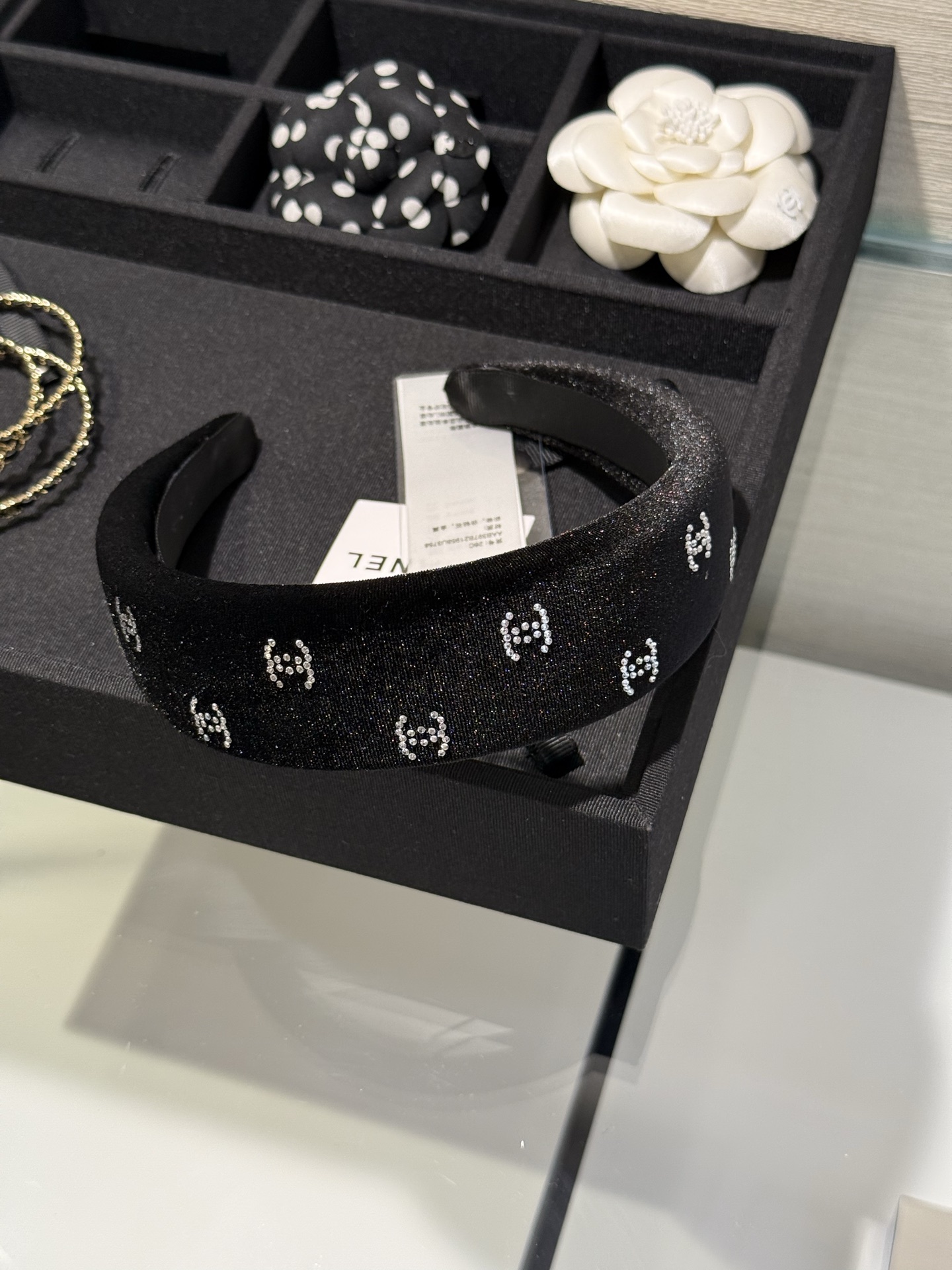 NO:765219,Chanel 26c new black velvet and white rhinestone full diamond double C wide version hairband hairpin. Starry double C white crystal + black velvet. Very high-end. It can be worn casually to increase the top of the head and make the face smaller. The real thing is shiny and exquisite. Top version. YB velvet crystal material, Chanel, Cartier high-end jewelry19860909Chanel 26c新款黑丝绒白水钻满钻双c宽版发箍发卡 满天星双c白水晶+黑色丝绒 非常高级 随手一戴增高颅顶显脸小 实物又闪又精致 顶级版本 yb丝绒水晶材质,,chanel,卡迪亚高端饰品,Jewelry