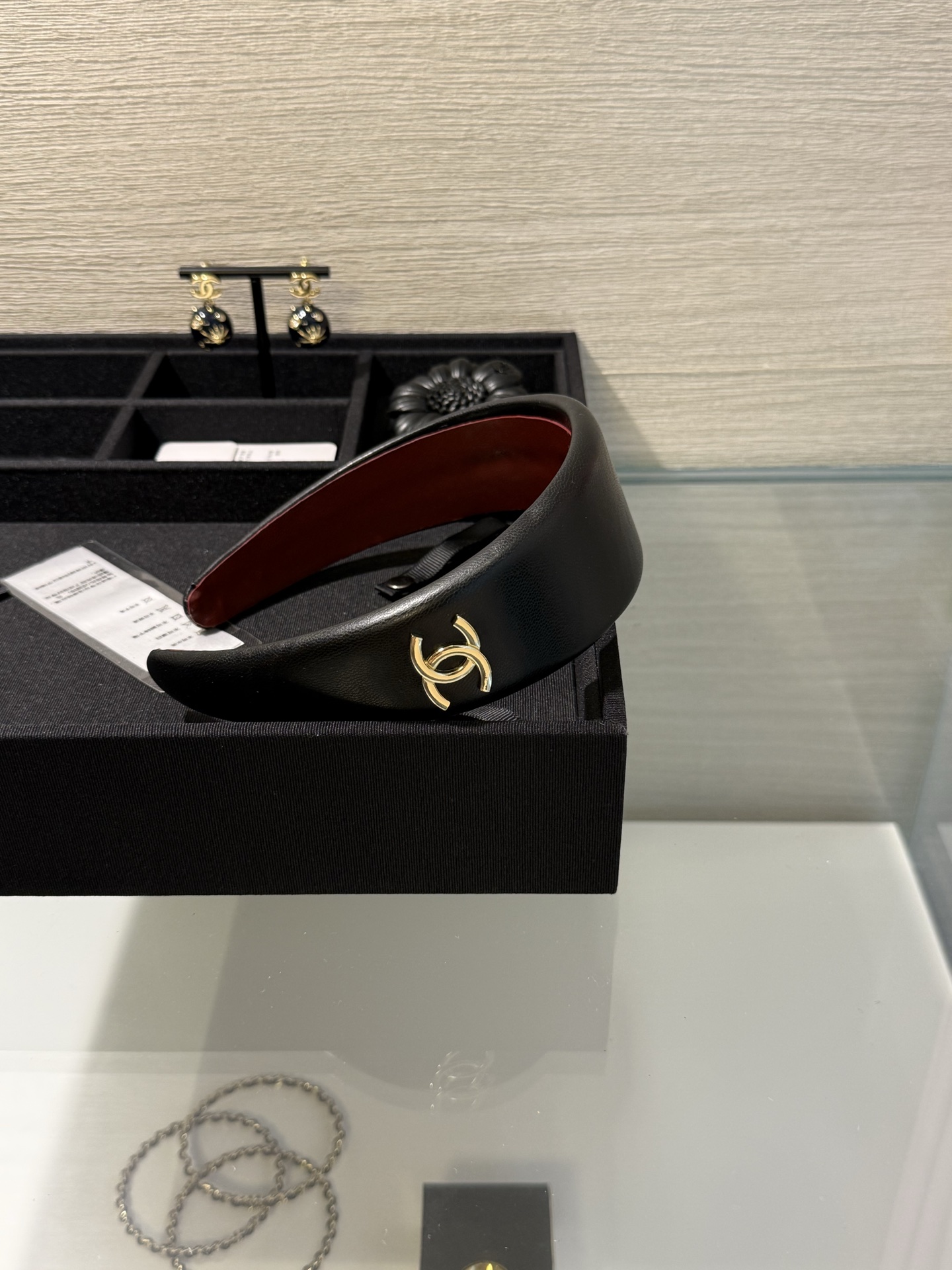 NO:856566,88190, Chanel 26 new black and red color matching leather light gold double c wide version hairband hairpin, inside and outside the leather burgundy + black color combination, full of high-end sense, paired with light gold double c Logo, simple, elegant and intellectual, you can wear it casually to show your temperament. Extra points for daily wear, chanel, Cartier high-end jewelry1986090988190,Chanel 26新款黑红拼色皮质浅金色双c宽版发箍发卡 内外拼皮酒红+黑配色 满满高级感 搭配淡金色双cLogo 简约优雅又知性 随手一戴都超显气质 日常穿搭加分项,,chanel,卡迪亚高端饰品,Jewelry