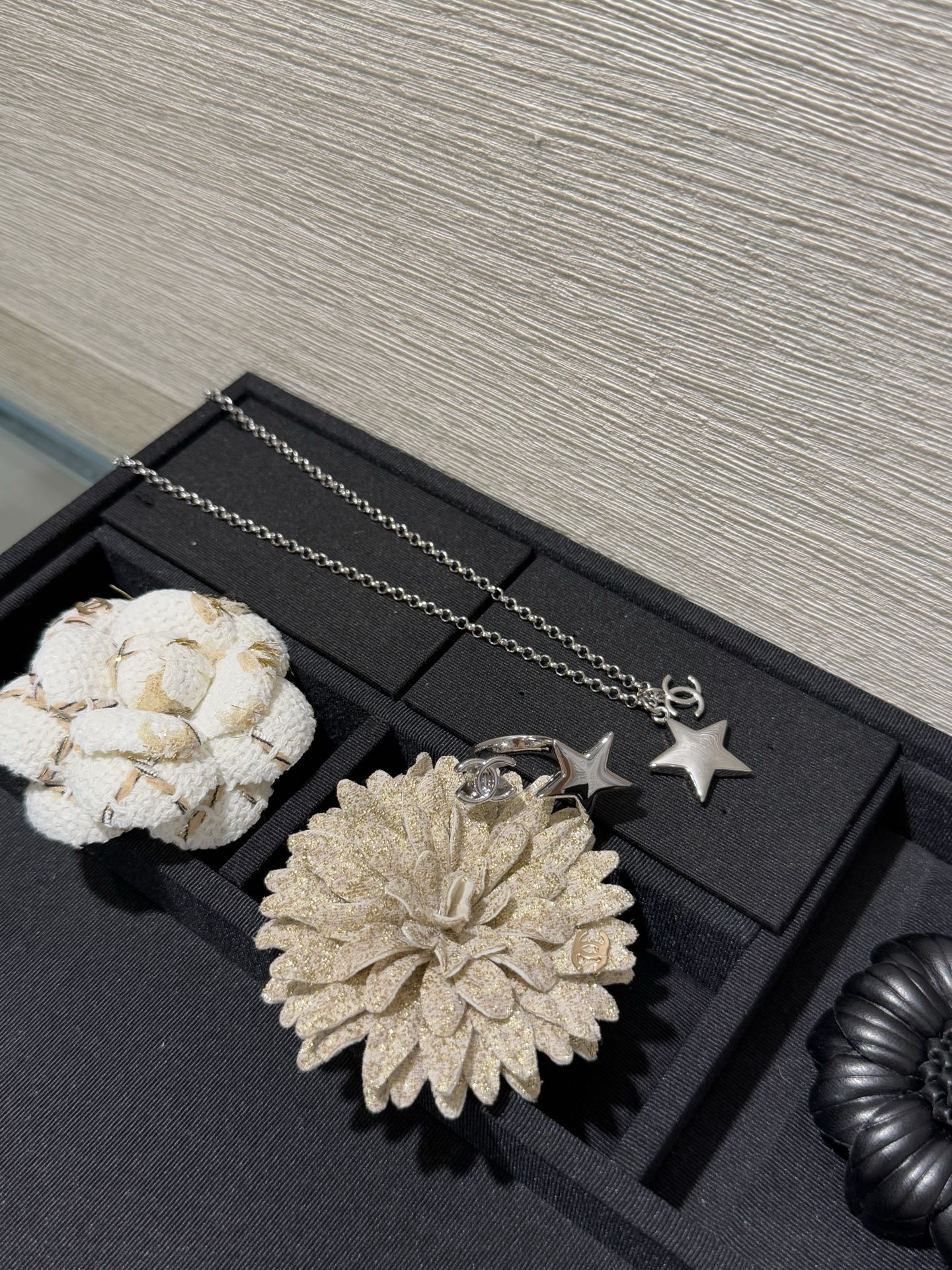 NO:881637,Chanel 26s new silver shiny double C star chain necklace, five-pointed star + double C element, simple and versatile, bright metal polished details in place, more and more attractive the more you look at it~ It is also very fashionable for daily wear. The beauty of the stars is unforgettable, Chanel necklace, chanel, chanel, necklace19860909Chanel 26s新款银色亮面双c星星链条项链 五角星+双c元素 简约又百搭 金属亮面抛光细节到位 越看越耐看～ 日常佩戴也很时髦 星辰的美让人过目不忘,香奈儿项链,chanel,chanel,necklace,Jewelry