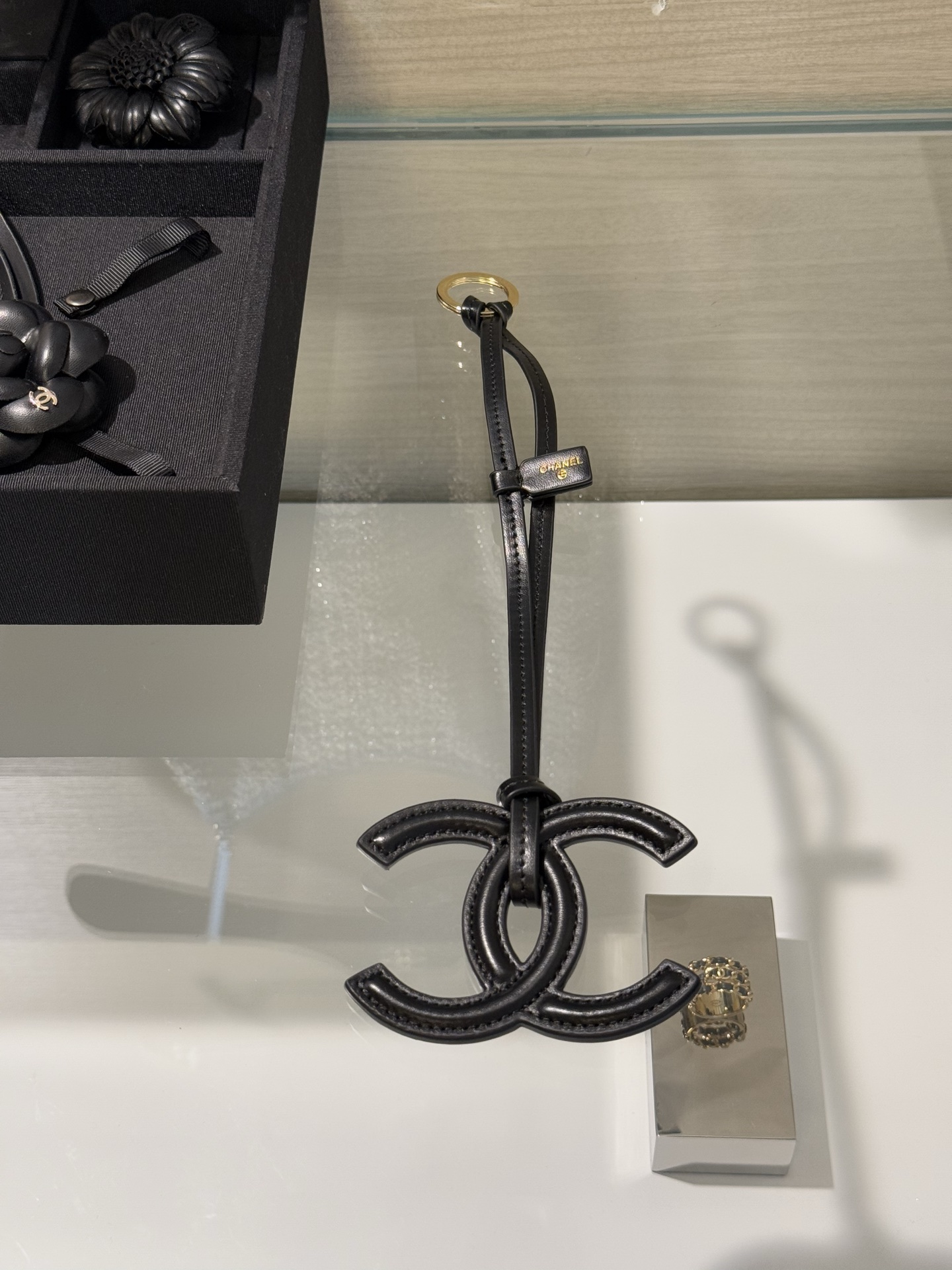 NO:881241,88220 Ready in stock and shipped in seconds. Chanel 26s new black leather large double c keychain. Leather double cLogo pendant with bag is a super bonus. It can also be hung on a bag, as a car hanging, or as a small pendant on the waist~ It is cute and very recognizable. It is very fashionable and exquisite,,chanel,keychain,Cardia high-end jewelry1986090988220现货秒发 Chanel 26s新款黑色皮质大双c钥匙扣 皮质双cLogo挂件配包包超级加分 也可以挂包包、当车挂、当腰间小挂饰～ 可可爱爱又非常有辨识度 很是时髦精致,,chanel,keychain,卡迪亚高端饰品,Jewelry