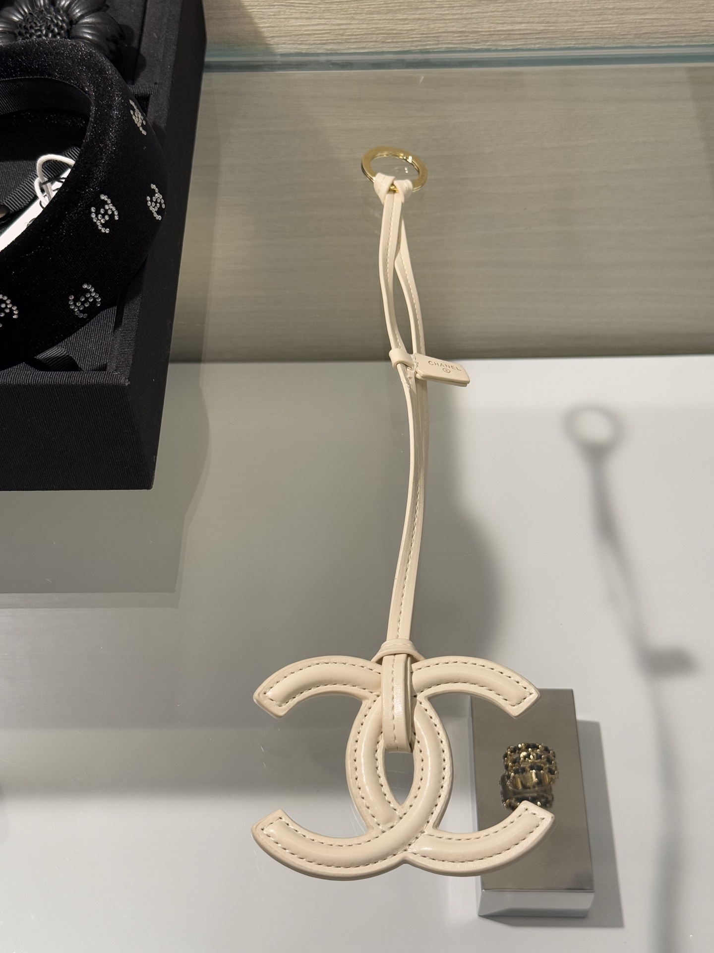 NO:881237,88220 Ready in stock and shipped in seconds. Chanel 26s new off-white leather large double C keychain. Leather double cLogo pendant with bag is super bonus. It can also be hung on a bag, as a car hanging, or as a small pendant on the waist~ Cute and very recognizable. Very fashionable and exquisite,,chanel,keychain,Cardia high-end jewelry1986090988220现货秒发 Chanel 26s新款米白色皮质大双c钥匙扣 皮质双cLogo挂件配包包超级加分 也可以挂包包、当车挂、当腰间小挂饰～ 可可爱爱又非常有辨识度 很是时髦精致,,chanel,keychain,卡迪亚高端饰品,Jewelry