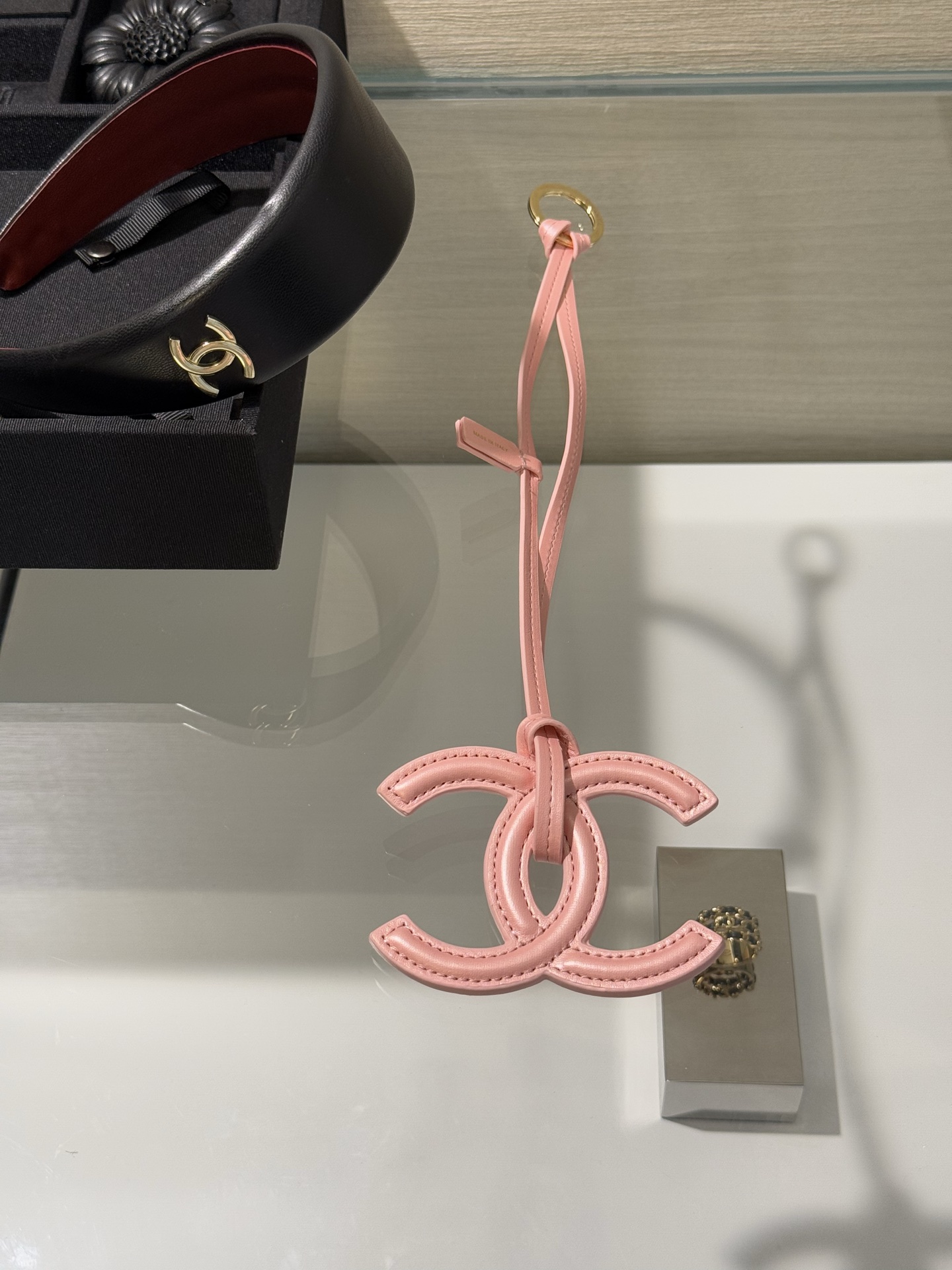 NO:881232,88220. Ready for delivery in seconds. Chanel 26s new cherry blossom pink leather large double C keychain. Leather double cLogo pendant with bag is super bonus. It can also be hung on a bag, as a car hanging, or as a small pendant on the waist~ Cute and very recognizable. It is very fashionable and exquisite,,chanel,keychain,Cardia high-end jewelry1986090988220.现货秒发 Chanel 26s新款樱花粉色皮质大双c钥匙扣 皮质双cLogo挂件配包包超级加分 也可以挂包包、当车挂、当腰间小挂饰～ 可可爱爱又非常有辨识度 很是时髦精致,,chanel,keychain,卡迪亚高端饰品,Jewelry