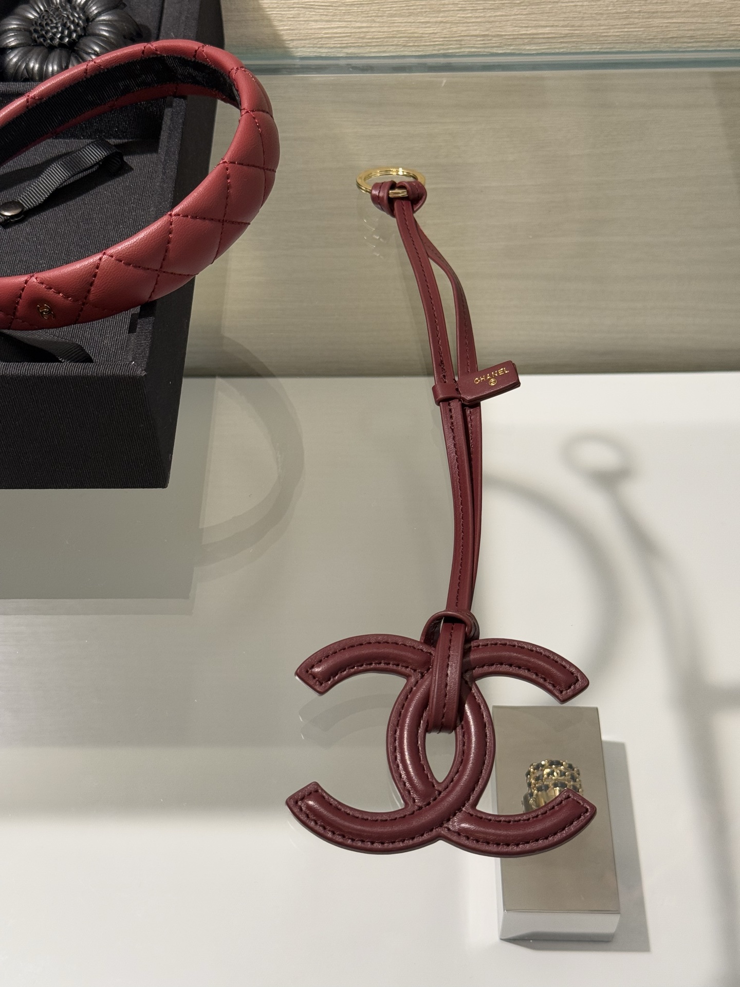 NO:881226,88220, ready for delivery in seconds. Chanel 26s new burgundy leather large double-C keychain. Leather double-cLogo pendant with bag is super bonus. It can also be hung on a bag, as a car hanging, or as a small pendant on the waist~ It is cute and very recognizable. It is very fashionable and exquisite,,chanel,keychain,Cardia high-end jewelry1986090988220,现货秒发 Chanel 26s新款酒红色皮质大双c钥匙扣 皮质双cLogo挂件配包包超级加分 也可以挂包包、当车挂、当腰间小挂饰～ 可可爱爱又非常有辨识度 很是时髦精致,,chanel,keychain,卡迪亚高端饰品,Jewelry