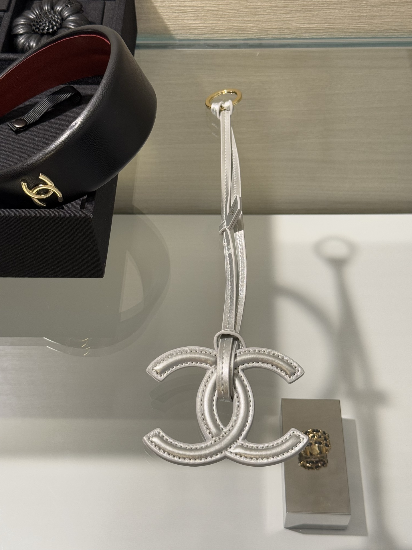 NO:881222,88220, ready for delivery in seconds. Chanel 26s new silver leather large double c keychain. Leather double cLogo pendant with bag is super bonus. It can also be hung on a bag, as a car hanging, or as a small pendant on the waist~ It is cute and very recognizable. It is very fashionable and exquisite,,chanel,keychain,Cardia high-end jewelry1986090988220,现货秒发 Chanel 26s新款银色皮质大双c钥匙扣 皮质双cLogo挂件配包包超级加分 也可以挂包包、当车挂、当腰间小挂饰～ 可可爱爱又非常有辨识度 很是时髦精致,,chanel,keychain,卡迪亚高端饰品,Jewelry