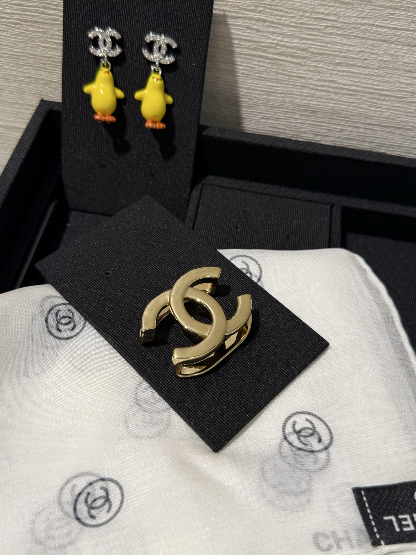 NO:766108,88180, Chanel 26s new light gold double C versatile metal buckle. This season's most cost-effective item. It can be used as a scarf buckle, belt buckle, small waist pendant, bag pendant, hair tie decoration, etc. It is very eye-catching and fashionable. You can DIY your own unique small items!  Recommended gold and silver colors all in ~ top version yb brass material, chanel, Cartier high-end jewelry1986090988180,Chanel 26s新款浅金色双c百变金属扣 这一季最最最有性价比的单品 可以做丝巾扣、皮带扣、腰间小挂件、包包挂件、发圈装饰品等超多功能 非常吸睛时髦 可以Diy属于自己独一无二的小物件！ 推荐金银两色all in ～ 顶级版本 yb黄铜材质,,chanel,卡迪亚高端饰品,Jewelry