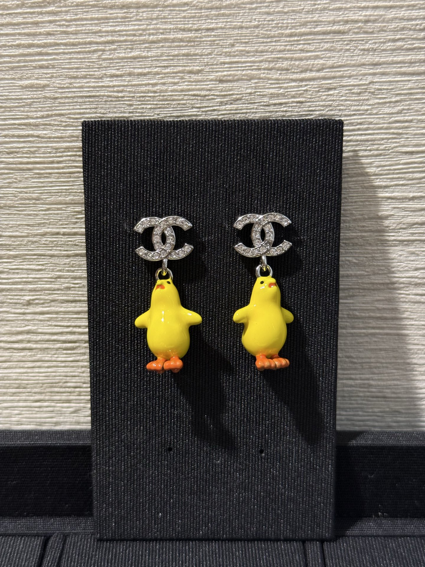 NO:765975,88180Chanel 26s new full diamond double C small yellow chicken earrings, yellow enamel chicken design, soft and cute, silver crystal double C embellishment, blingbling is super eye-catching, wearing it is a work of art on the ears, youthful and age-reducing, top version, yb brass, crystal diamond, enamel material,,chanel,earrings,Cardia high-end jewelry1986090988180Chanel 26s新款满钻双c小黄鸡耳环 黄色珐琅小鸡仔设计 软萌可爱 银色水晶双c点缀 blingbling超吸睛 戴上就是耳朵上的艺术品 青春又减龄 顶级版本 yb黄铜 晶钻 珐琅材质,,chanel,earrings,卡迪亚高端饰品,Jewelry