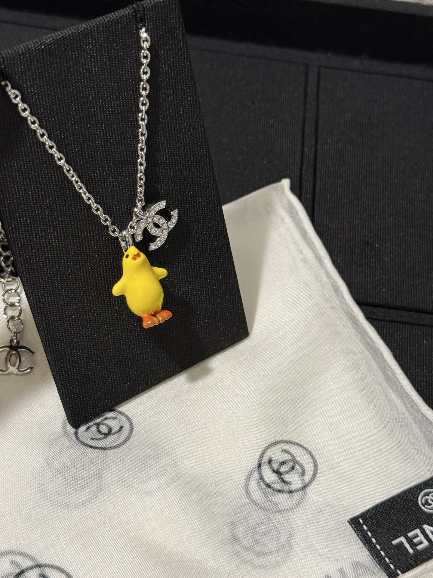 NO:765969,88190,Chanel 26s new full diamond double C small yellow chicken pendant necklace, yellow enamel chicken design, soft and cute, silver crystal double C embellishment, blingbling is super eye-catching, the upper body is wearing a piece of art, youthful and younger, top version, yb brass, crystal diamond, enamel material,,chanel,necklace,Cardia high-end jewelry1986090988190,Chanel 26s新款满钻双c小黄鸡吊坠项链 黄色珐琅小鸡仔设计 软萌可爱 银色水晶双c点缀 blingbling超吸睛 上身像戴了一件艺术品 青春又减龄 顶级版本 yb黄铜 晶钻 珐琅材质,,chanel,necklace,卡迪亚高端饰品,Jewelry