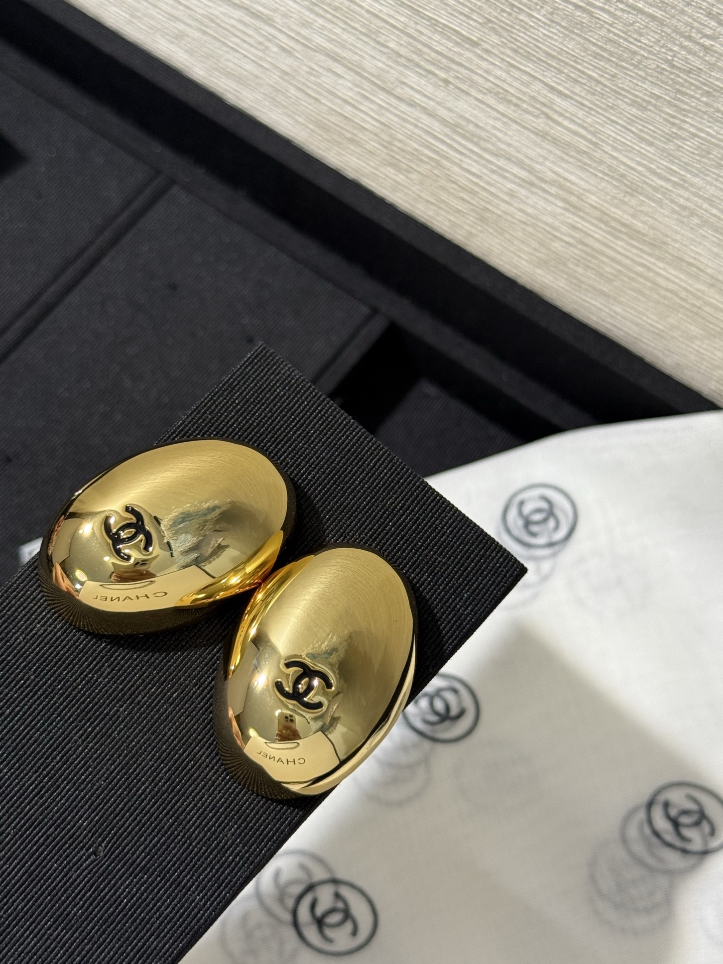 NO:766091,88200, Chanel 26s new gold mirror black enamel double c oval pigeon egg large earrings, mirror bright metal, black enamel double clogo, gilt big goose egg shape, very eye-catching when worn, hollow design on the back, textured upper ear but not heavy, highly recommended, top version, yb brass, enamel material, chanel, earrings, Cartier high-end jewelry1986090988200,Chanel 26s新款金色镜面黑珐琅双c椭圆鸽子蛋大耳环 镜面亮色金属 黑色珐琅双clogo 鎏金大鹅蛋造型 戴上特别大气吸睛 背面空心设计 有质感上耳却不重 非常推荐 顶级版本 yb黄铜 珐琅材质,,chanel,earrings,卡迪亚高端饰品,Jewelry