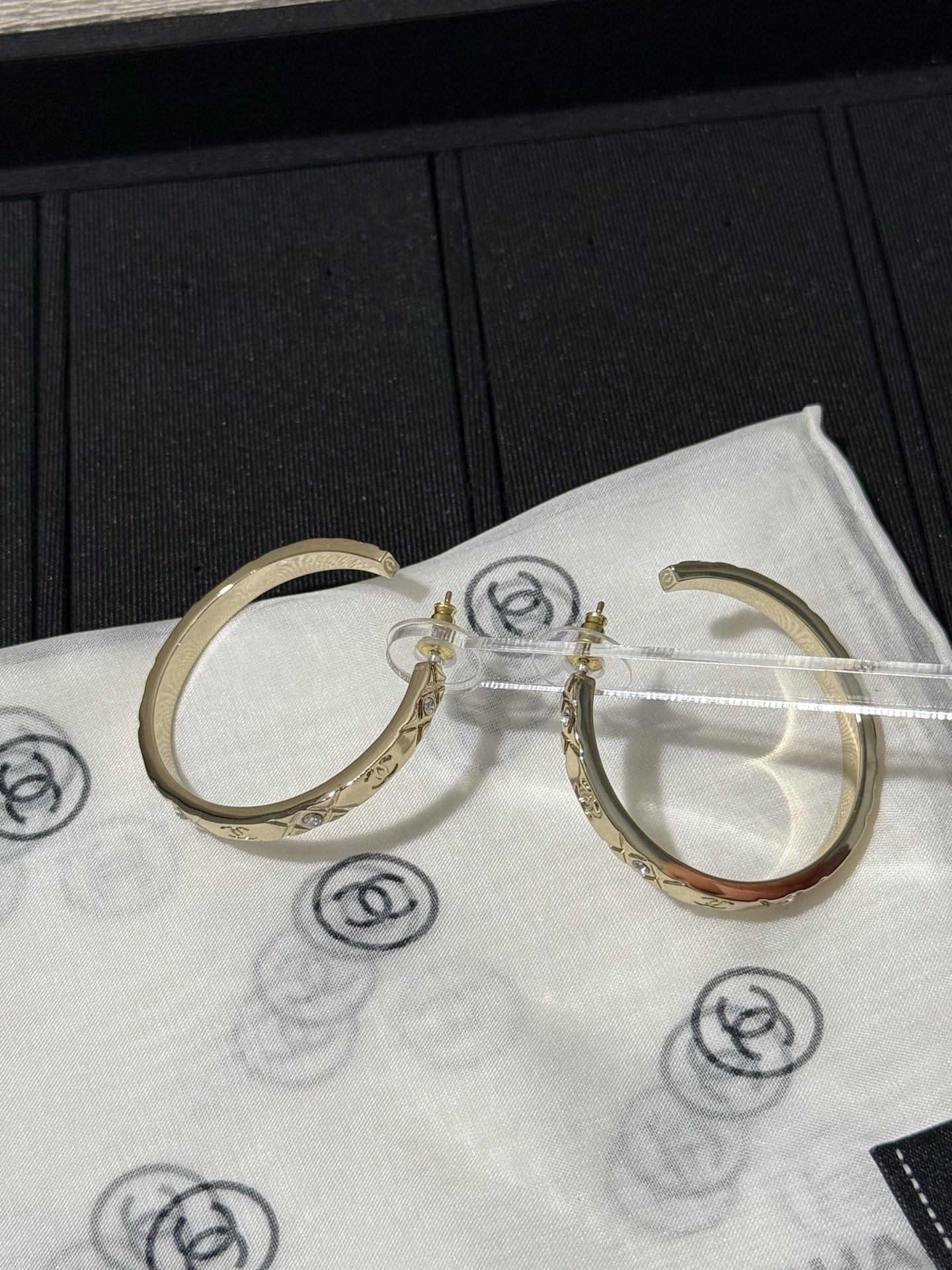 NO:766021,88180,Chanel light gold rhombus pattern crystal diamond double large hoop earrings, light gold + rhombus texture, similar to coco crush, simple and advanced design, very present on the upper ear, top version, yb brass, crystal diamond material,,chanel,earrings,Cardia high-end jewelry1986090988180,Chanel 浅金色菱格纹水晶钻双大圈圈耳环 淡淡的金色+菱格纹理 神似coco crush 设计简约高级 上耳非常有存在感 顶级版本 yb黄铜 晶钻材质,,chanel,earrings,卡迪亚高端饰品,Jewelry