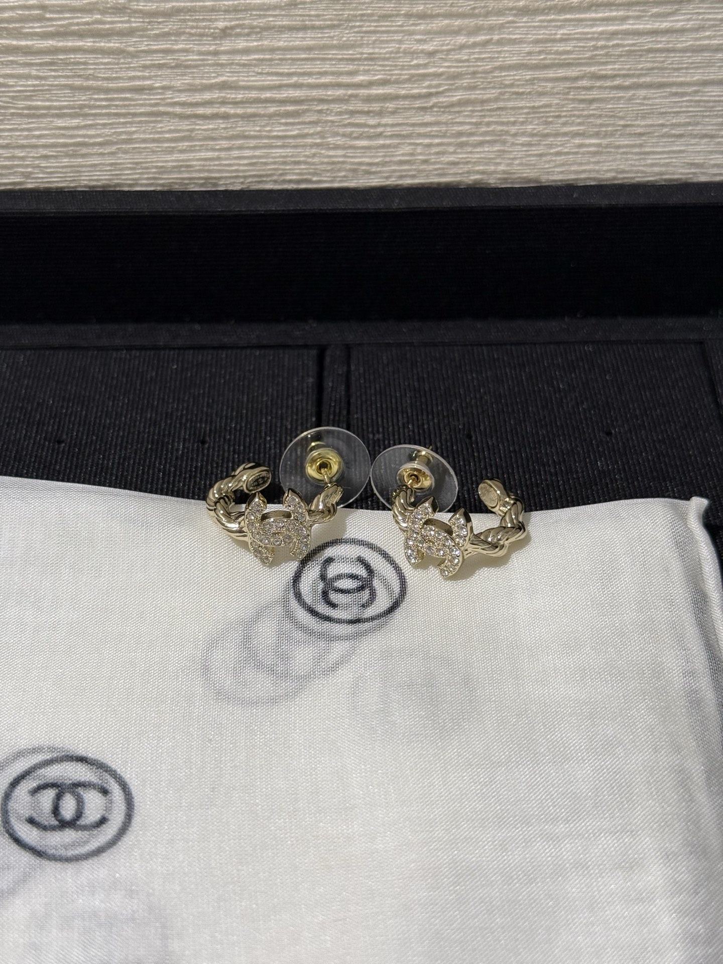 NO:766025,88170, Chanel 26s new light gold twist twist full diamond double c small circle earrings, half ring twist design, small and elegant, with classic crystal double c logo, super flashy, suitable for daily commuting, you will be a delicate fairy at a glance, top version, yb brass, Swarovski crystal material,,chanel,Cardia high-end jewelry1986090988170,Chanel 26s新款浅金色麻花扭纹满钻双c小圈耳钉 半环扭纹设计 小巧又贵气 搭配经典水晶双c logo 超级闪 适合日常通勤佩戴 一眼就是精致仙女 顶级版本 yb黄铜 施华洛水晶材质,,chanel,卡迪亚高端饰品,Jewelry