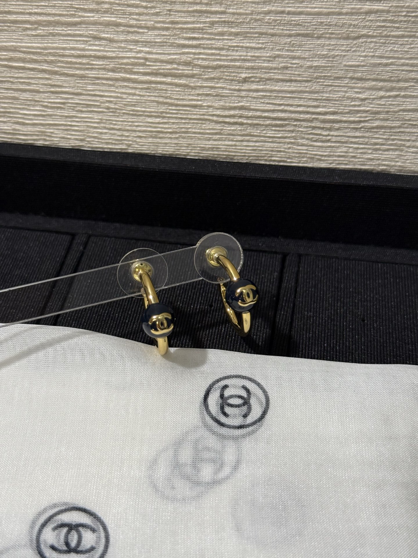 NO:766017,88168, Chanel 26s new gold double c dark blue enamel ball beads half-ring small hoop earrings, the same style as Jennie's Paris Fashion Week, dark blue planet + double c logo, small, delicate and versatile, simple but high-end, adding points to daily wear, top version, yb brass, enamel material,,chanel,earrings,Cardia high-end jewelry1986090988168,Chanel 26s新款金色双c深蓝珐琅圆球珠半环小圈耳环 Jennie巴黎时装周同款 深蓝色星球+双c logo 小巧精致又百搭 简简单单却很高级 为日常穿搭加分 顶级版本 yb黄铜 珐琅材质,,chanel,earrings,卡迪亚高端饰品,Jewelry