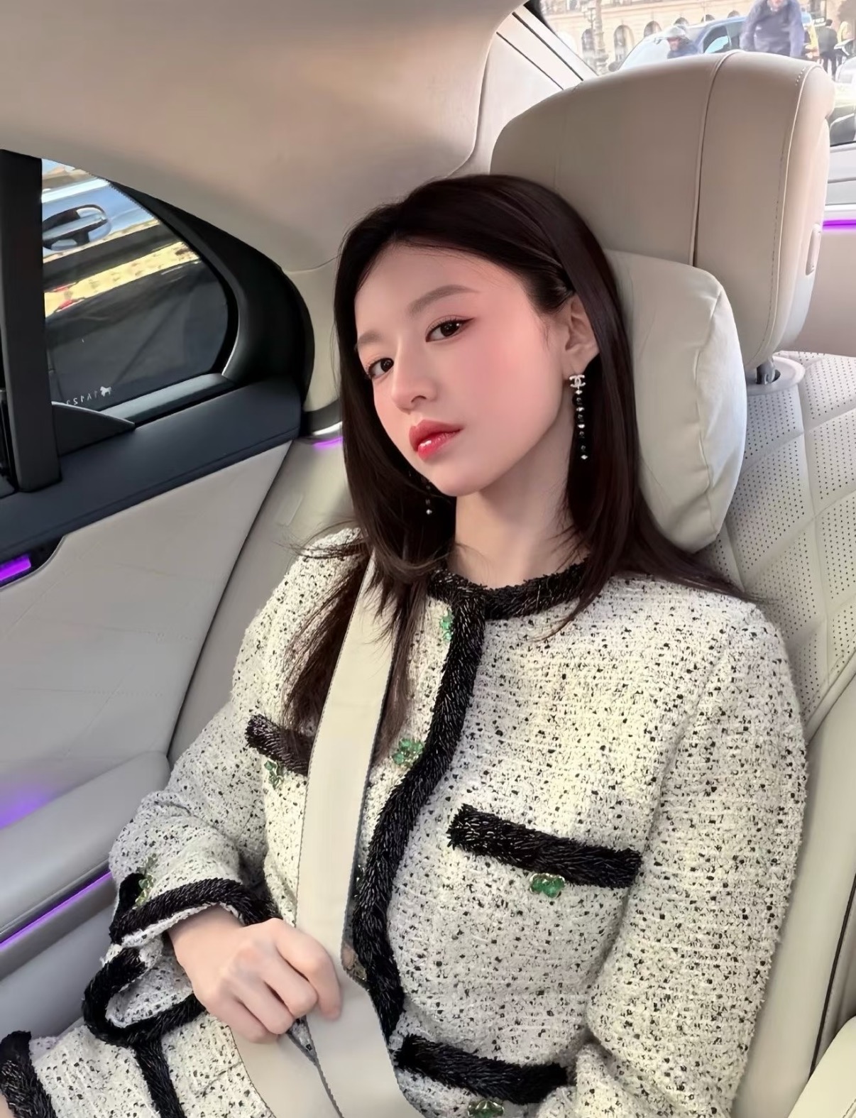 NO:816141,Go Yoon-jin wore the same style of black bead earrings while watching the show, and came with her own high-end filter, whoever wears them looks noble!  ,,earrings,Cardia high-end jewelry19860909高允真看秀 佩戴同款黑珠耳环 自带高级感滤镜 谁戴谁显贵！,,earrings,卡迪亚高端饰品,Jewelry