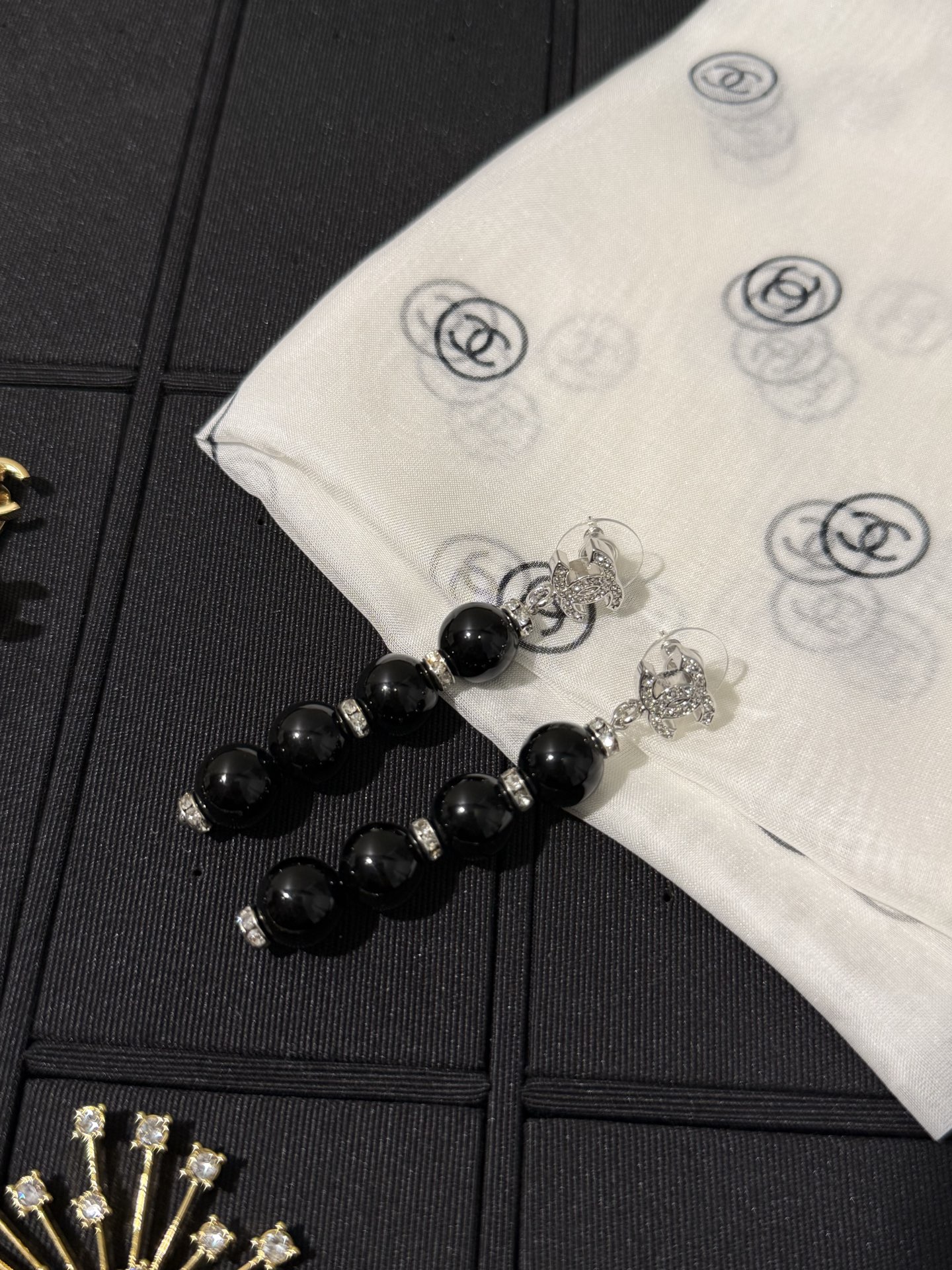 NO:816137,88200, Chanel 26s new silver full diamond double C black bead long earrings. Gao Yunzhen wore the same style at the show. The black beads and full diamond double C have a noble atmosphere. The length is just right to modify the face shape and instantly become a wealthy daughter. Top version, yb brass, Swarovski beads and diamond material,,chanel, earrings, Cartier high-end jewelry1986090988200,Chanel 26s新款银色满钻双c黑珠子长款耳环 高允真看秀佩戴同款 黑色珠子与满钻双c搭配 自带贵气氛围感 长度刚好修饰脸型戴上秒变富家千金 顶级版本 yb黄铜 施华洛珠钻材质,,chanel,earrings,卡迪亚高端饰品,Jewelry