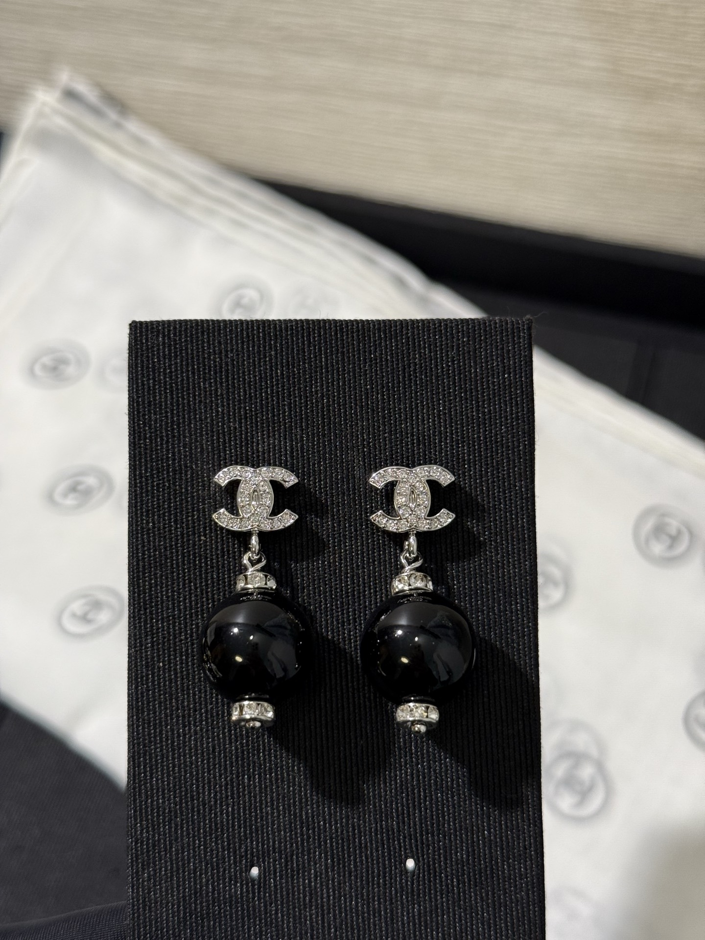 NO:816146,88180, Chanel 26s new large silver full diamond double C black bead earrings. Black beads are matched with full diamond double C. It has a noble atmosphere. The large upper body has a strong sense of presence. It is a single product that shows taste at a glance. Top version yb brass, chanel, earrings, Cartier high-end jewelry1986090988180,Chanel 26s新款大号银色满钻双c黑珠子耳环 黑色珠子与满钻双c搭配 自带贵气氛围感 大号上身存在感强 是一眼显品味的单品 顶级版本 yb黄铜,,chanel,earrings,卡迪亚高端饰品,Jewelry