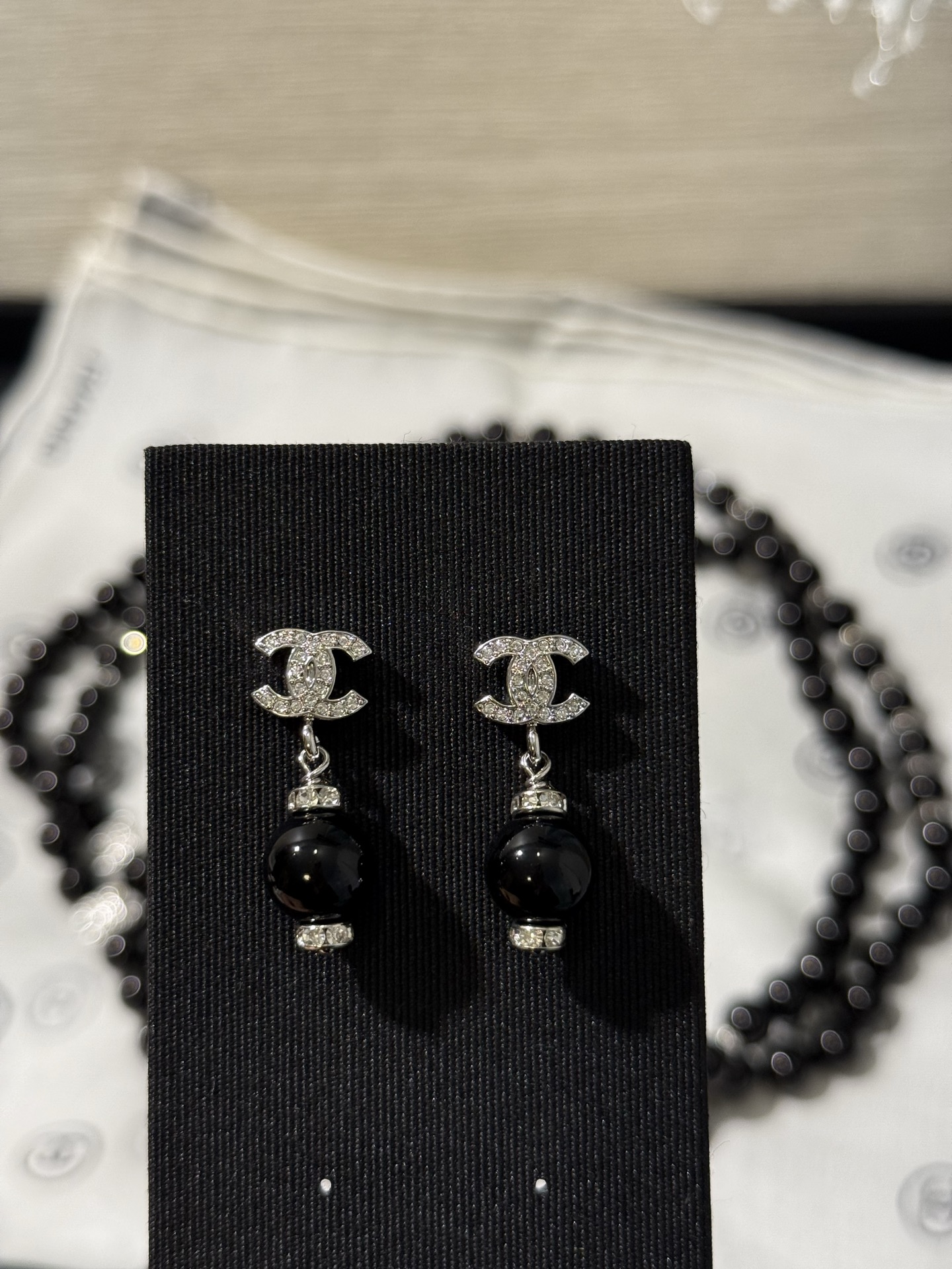 NO:816151,88160, Chanel 26s new small silver full diamond double C black bead earrings. Black beads and full diamond double C are matched. It has a noble atmosphere. The small size is versatile and exquisite for daily use. It is a single product that shows your taste at a glance. Top version yb brass Swarovski beads and diamond material, chanel, earrings, Cartier high-end jewelry1986090988160,Chanel 26s新款小号银色满钻双c黑珠子耳环 黑色珠子与满钻双c搭配 自带贵气氛围感 小号日常百搭精致 是一眼显品味的单品 顶级版本 yb黄铜 施华洛珠钻材质,,chanel,earrings,卡迪亚高端饰品,Jewelry
