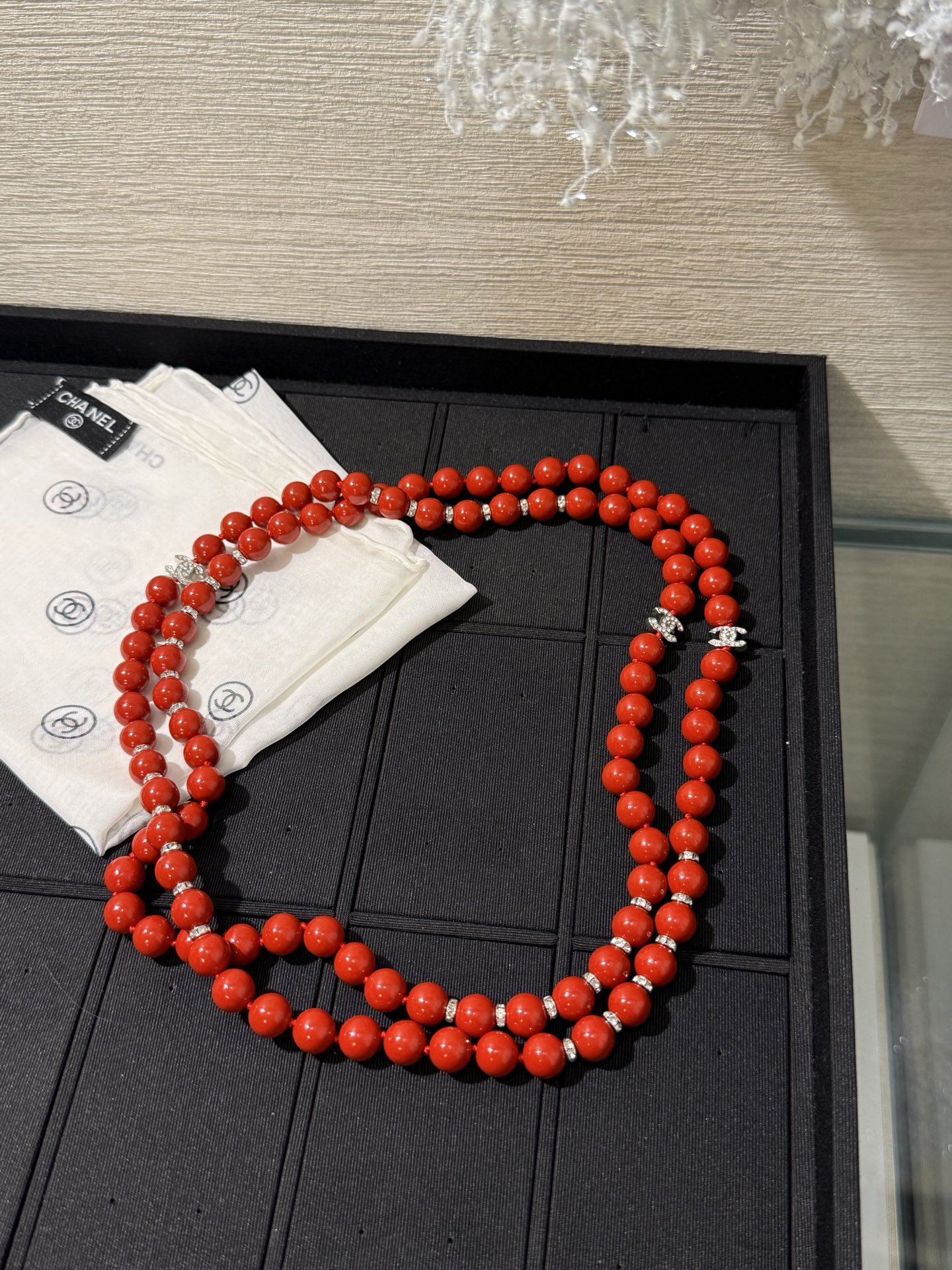 NO:816155,88350Chanel 26s new silver full diamond double C red bead sweater chain long chain necklace. The red beads are super white. It is more exquisite with the sparkling diamond double C. The skin color is translucent when wearing the body lining. It comes with nobility and luck buff. The top version is yb brass. Swarovski beads and diamond material, chanel, sweaters, necklace, Cartier high-end jewelry1986090988350Chanel 26s新款银色满钻双c红珠子毛衣链长链项链 正红色珠子超显白 搭配闪钻双c更精致 戴上身衬的肤色透亮 自带贵气与鸿运buff 顶级版本 yb黄铜 施华洛珠钻材质,,chanel,sweaters,necklace,卡迪亚高端饰品,Jewelry