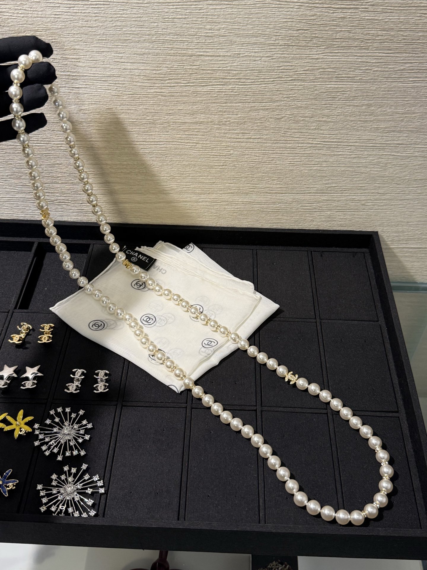 NO:816158,88350Chanel 26s new light gold full diamond double C white pearl necklace long chain sweater chain. White pearls and rhinestones with double C. A very versatile necklace. It is elegant when worn alone, and gentle and noble when worn in double layers. It can also be worn with simple wear to give a sense of luxury. Eye-catching and elegant. Top version yb brass Swarovski beads and diamond material, chanel, sweaters, necklace, Cartier high-end jewelry1986090988350Chanel 26s新款浅金色满钻双c白珍珠项链长链毛衣链 白珍珠水钻双c搭配 非常百搭的一条项链 单戴大气优雅、双层叠戴温柔贵气 简单穿搭也能戴出高级感 吸睛显气质 顶级版本 yb黄铜 施华洛珠钻材质,,chanel,sweaters,necklace,卡迪亚高端饰品,Jewelry