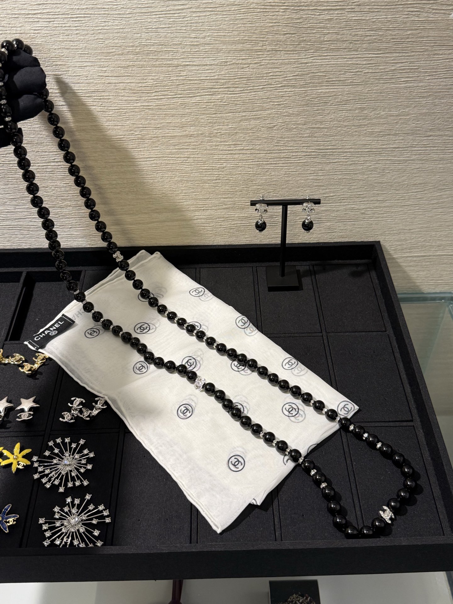 NO:816162,88350, Chanel 26s new silver full diamond double C black bead necklace long chain sweater chain. The black and silver tone chain has a cool and high-end feel. It is embellished with full diamond double C details. It is very exquisite. It is unique when paired with clothes. It is a single product that shows your taste at a glance. Top version yb brass Swarovski beads and diamond material, chanel, sweaters, necklace, Cartier high-end jewelry1986090988350,Chanel 26s新款银色满钻双c黑珠子项链长链毛衣链 黑银调链子自带冷清高级感 点缀满钻双c细节拉满 非常精致 搭配衣服大气独特 是一眼显品味的单品 顶级版本 yb黄铜 施华洛珠钻材质,,chanel,sweaters,necklace,卡迪亚高端饰品,Jewelry