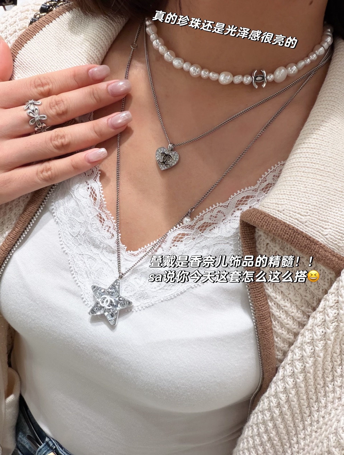 s新款异形淡水珍珠银色双c短项链颈链choker\n\n天然淡水珍珠自带柔光滤镜\n银色双clogo点缀更具辨识度\n不规则形状的珠子松弛又减龄\n戴上它就是把香奈儿的美学戴在锁骨上\n\n顶级版本yb黄铜淡水珍珠材质\n配普盒zp盒\n\n