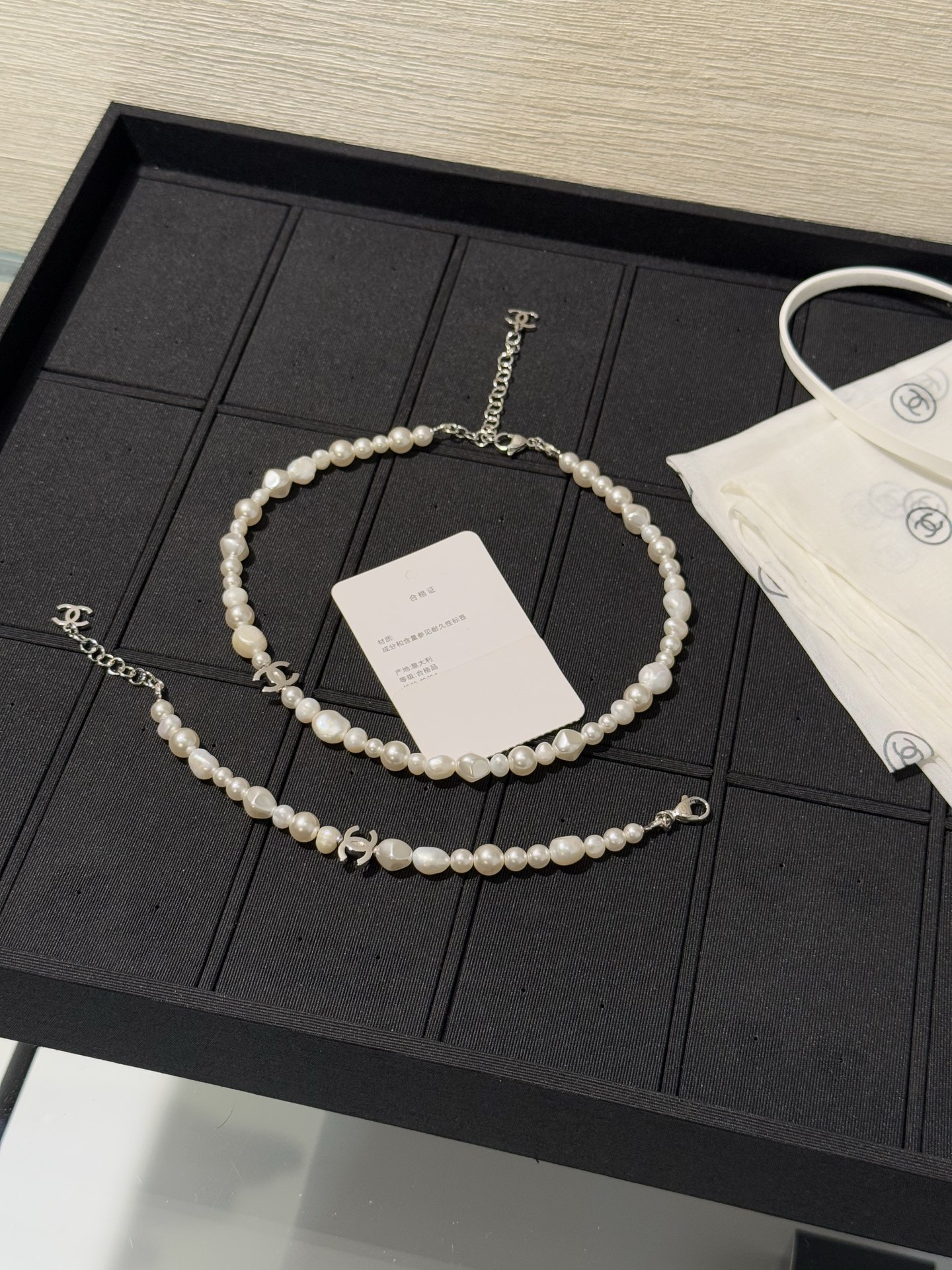 s新款异形淡水珍珠银色双c短项链颈链choker\n\n天然淡水珍珠自带柔光滤镜\n银色双clogo点缀更具辨识度\n不规则形状的珠子松弛又减龄\n戴上它就是把香奈儿的美学戴在锁骨上\n\n顶级版本yb黄铜淡水珍珠材质\n配普盒zp盒\n\n